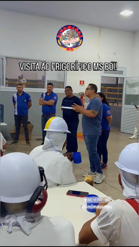 🤝 Atuação do SINDMASSA MS: Diagnóstico e Apoio Contínuo
A diretoria do sindicato tem acompanhado de perto as necessidades dos trabalhadores, desde a fase inicial de implantação do frigorífico. Além das negociações trabalhistas, o SINDMASSA MS articulou parcerias para cursos profissionalizantes com o Senai, garantindo qualificação e segurança laboral . Essa assistência contínua reforça o papel do sindicato como mediador essencial entre empregados e empregadores.
#SINDMASSAMS #TrabalhadoresEmAção #MSBoi #RioVerdeMS #Agronegócio #PrecoceMS #DireitosTrabalhistas #PrêmiosTrimestrais #Semadesc #MatoGrossoDoSul
@Semadesc.ms @GovernoMS @SenaiMS @PrefeituraRioVerdeMS
📲 Compartilhe essa conquista! 
O futuro do trabalho digno se constrói com união e perseverança.
💬 "Não se trata apenas de empregos, mas de garantir condições para que nossos trabalhadores desenvolvam seu potencial com conhecimento e experiência, construindo um futuro melhor" – Prefeitura de Rio Verde .
Fonte: Dados compilados a partir de notícias oficiais do Governo de MS, Prefeitura de Rio Verde e Portaldbo .