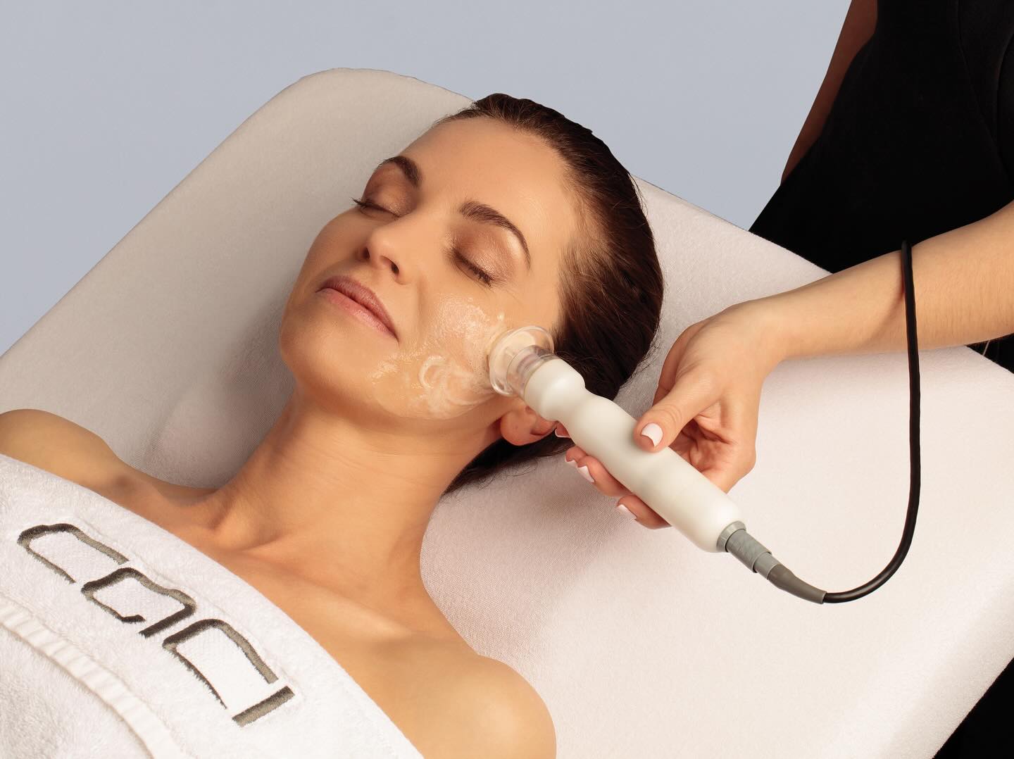 **New Treatment Alert**
•Deeply cleanses for smoother, glowing skin
•Boosted oxygen delivery for healthier-looking skin
•Enhanced absorption of active ingredients
•Brightens and evens out skin tone
•Reduces the appearance of fine lines and wrinkles
•Hydrates and revitalises for a radiant complexion
•Helps improve skin texture
•Supports overall skin rejuvenation and vitality