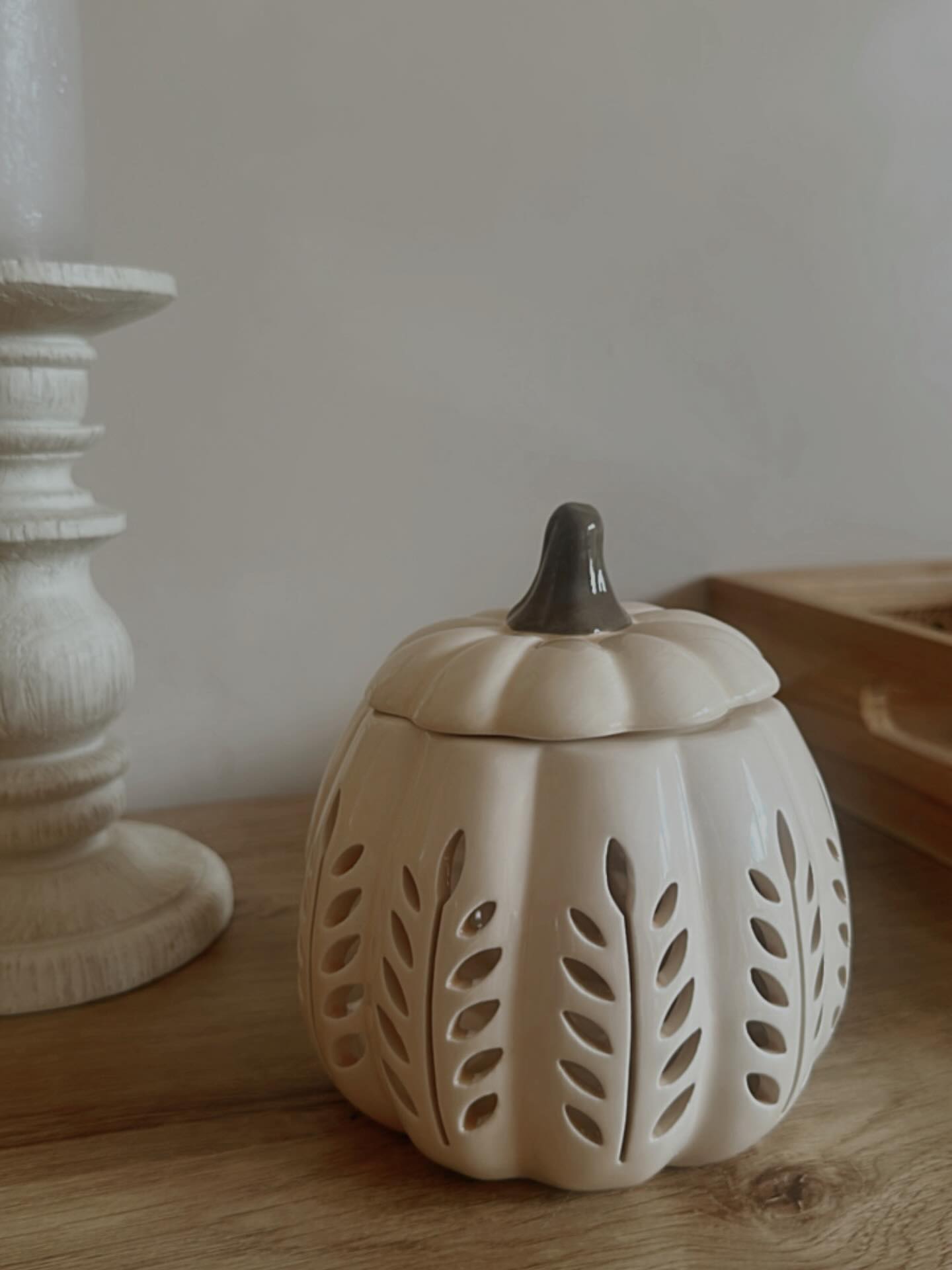 Neutral pumpkin burner ๐๐ The perfect autumn wax melt burner for a neutral home decor lover to melt their favourite autumnal scents ๐ค