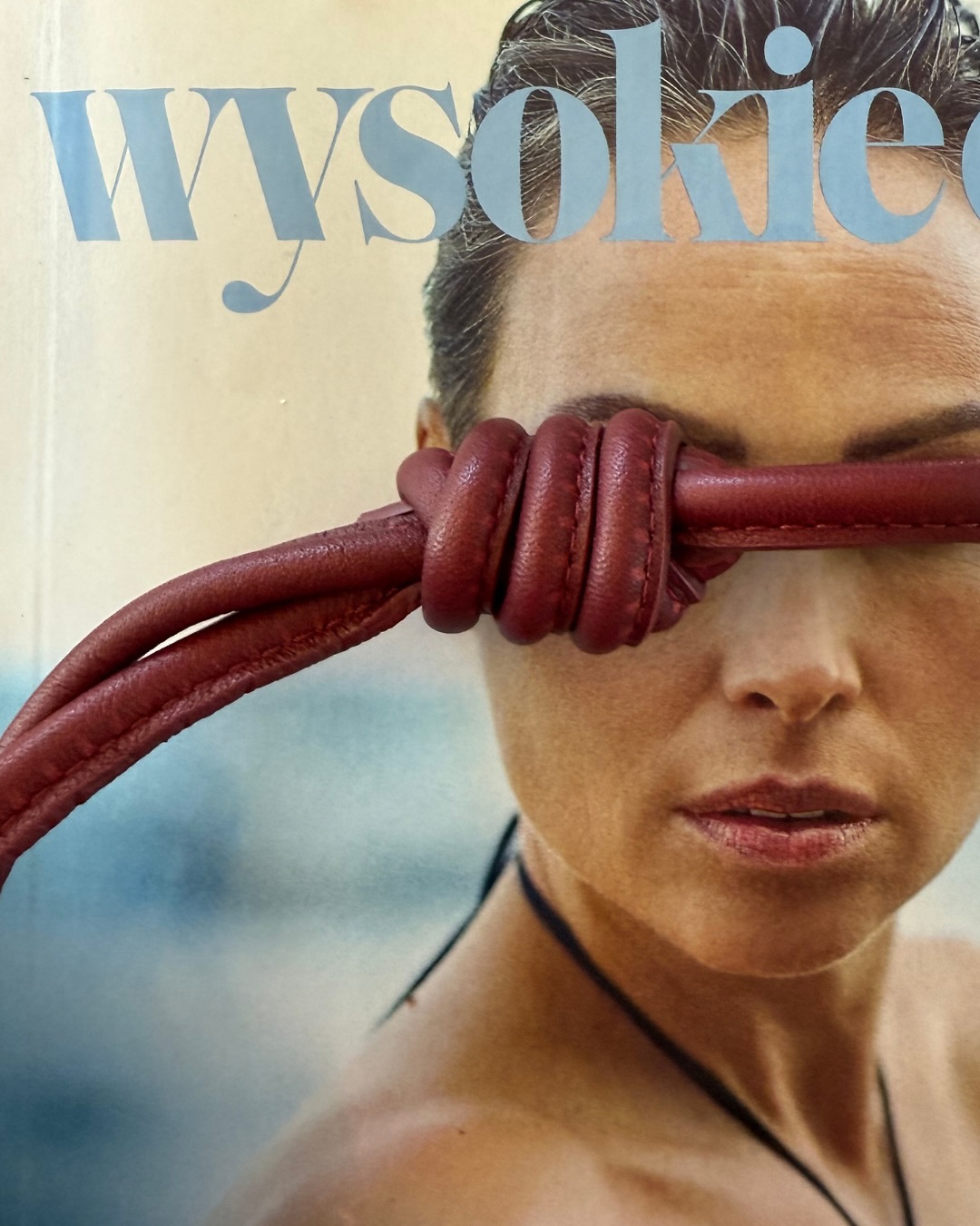 Nasza torebka w Wysokie Obcasy Extra!
W tym miesiącu znajdziecie nas w jednym z najbardziej inspirujących magazynów.
Klasyka designu, ponadczasowy kolor i detal, który przyciąga spojrzenia – tak wygląda #KULIK w wydaniu prasowym.
A Ty – wolisz odkrywać modowe perełki w magazynach czy od razu na Instagramie?
Dziękujemy @magdalenakacalak 🖤
#wysokieobcasyextra #kulikstyle