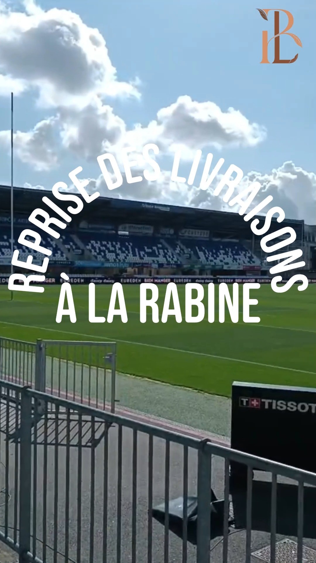 Reprise de la saison au RCV 🏈 Reprise des livraisons 🚛 au stade de la Rabine #breizhloue #location #locationmobilier #bretagne #morbihan #mobilier