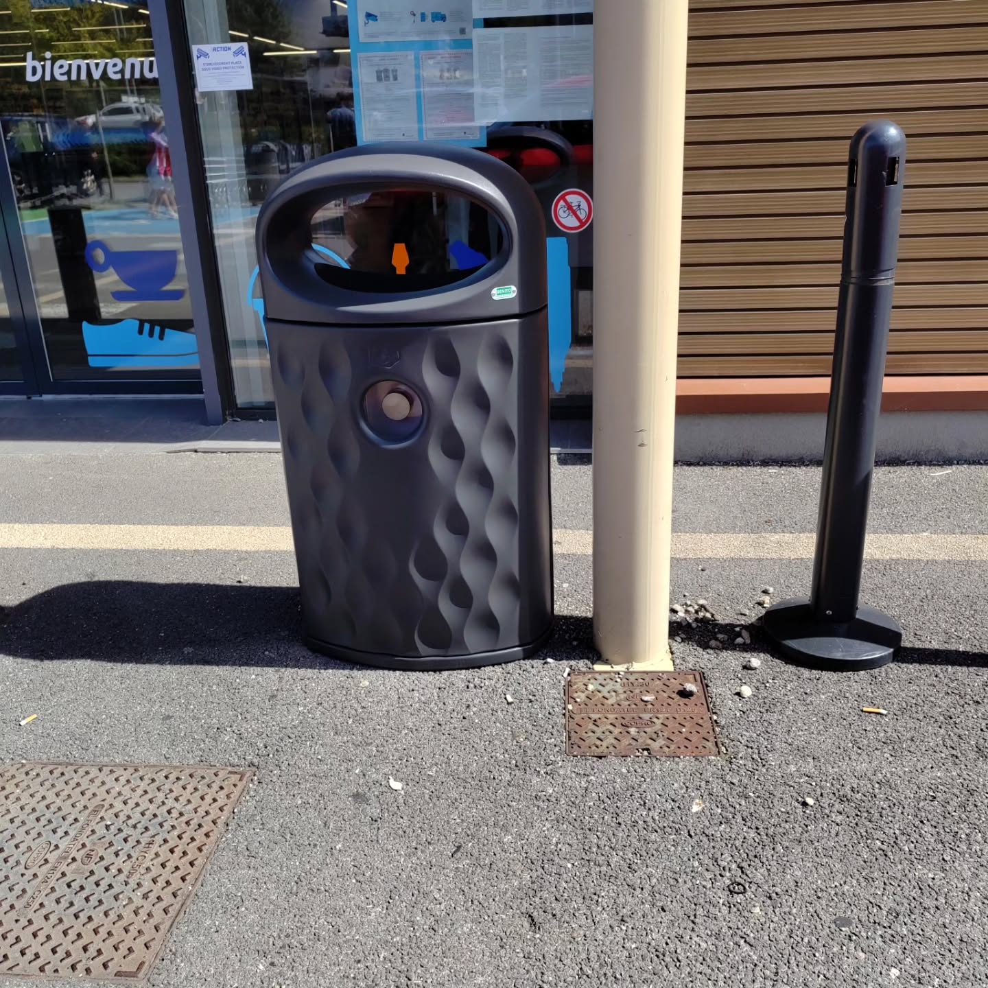 📍 Domancy (74) – Zone commerciale
Nous venons d’installer 3 corbeilles urbaines design pour améliorer la propreté et le confort des usagers.
Robustes, esthétiques et faciles d’entretien, elles s’intègrent parfaitement à l’environnement de la galerie commerciale.
👉 Objectif : offrir un espace plus propre et agréable aux clients comme aux commerçants.
♻️ Un mobilier urbain durable et pratique, pensé pour les espaces publics à forte fréquentation.
---
✨ Le Temple du Mobilier – Fabricant & installateur de mobilier urbain
#mobilierurbain #mobilierextérieur #mobilierdurable #mobilierpourcollectivités #mobilierpourparkings #mobilierpourespacespublics #sécuritéparking #écoconception #circuitscourts #fabricationfrançaise #Domancy #HauteSavoie #abriChariot #abriVélo #ombrièreSolaire
