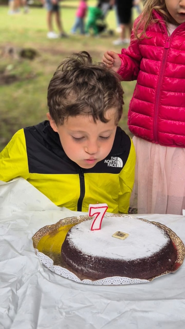 Dal divano di casa alle arrampicate tra gli alberi, passando per coccole, risate e spettacoli che sembrano magie… 🎂💙
Che la vita continui a sorprenderti così, con coraggio, tanta curiosità e un mondo intero da esplorare 🌍💫
#HappyBirthday #7anni #FamilyMoments #AvventureDaGrande