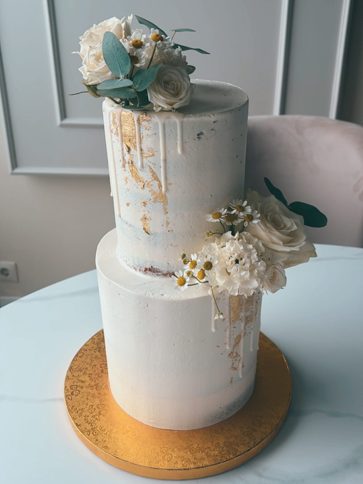 Ein ganz besonderes Törtchen zur goldenen Hochzeit 🤍
• saftiger Vanilleboden mit einer fruchtigen Himbeer-Joghurtsahne ☺️
#cake #cakeofinstagram #cakeoftheday #cakedesign #cakedecoration #nakedcake #dripcake #roses #goldenehochzeit #love #cakeinspiration #torte #konditormeisterin #bakedwithlove #baddürrenberg #leipzig