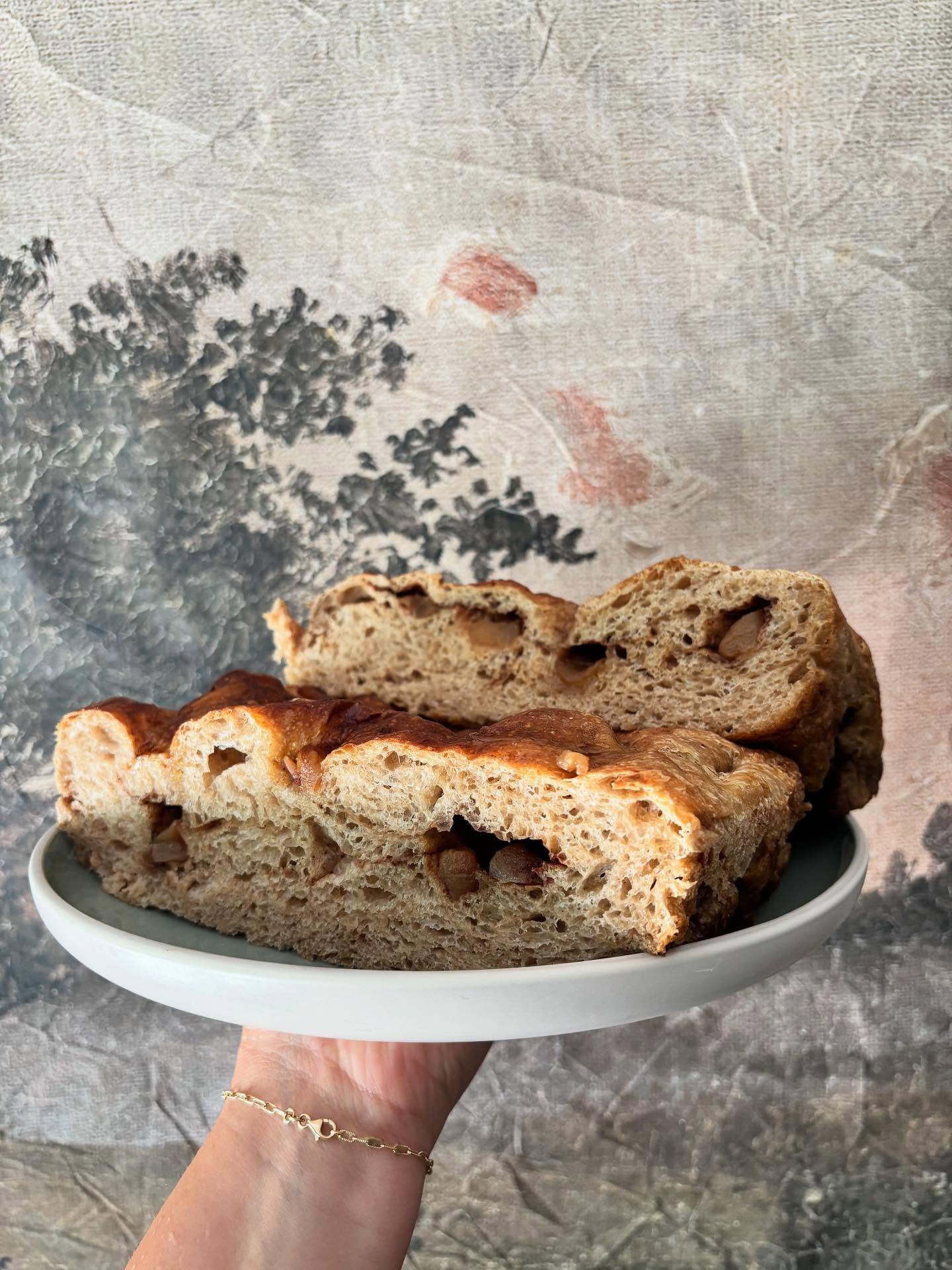 A little introduction to our seasonal menu : Apple Pie Sourdough Focaccia 🍎🥧
Soft, golden sourdough stuffed and topped with homemade apple pie filling, warm cinnamon, and a buttery crumble. A sweet, cozy twist on classic focaccia. ✨
As always- refined sugar free & seed oil free!
Available for a limited time at @wacofarmersmkt !