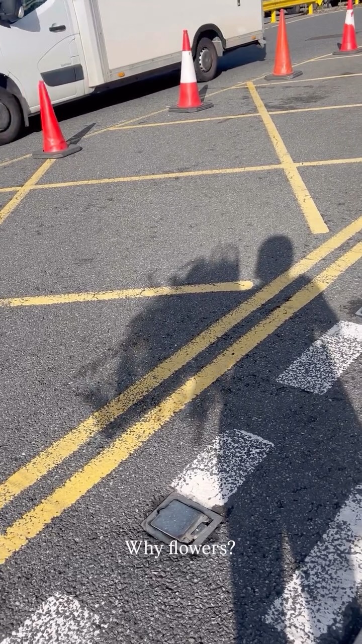 Whatever your reason, flowers have a magical way of making life just a little bit more beautiful. It’s not just the blooms, it’s the feeling that comes with them 🤍
Book a free consultation for your next floral experience via the link in my bio 💕🌷
Thank you to @hoekflowers @marketflowers @dulceandflor for forever supplying us with the best stems 🌸
#flowers #florist #london #weddingflorist #modernrpmance #flowers