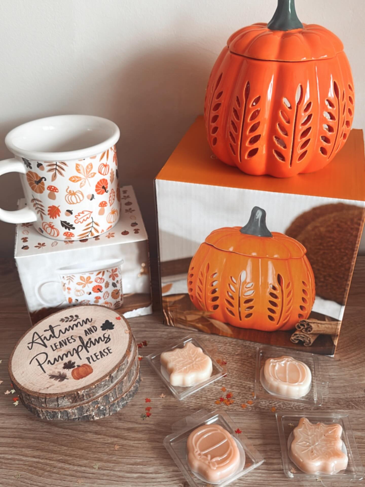 AUTUMN GIVE AWAY ๐๐๐
To be in with the chance of winning this gorgeous autumn bundle which includes
X1 Pumpkin wax melt burner
X1 Autumn ceramic mug
X1 Set of autumn wood coaster
X4 Autumn wax melts (in your chosen scent)
Follow me and like this post
Tag three friends in the comments
Post to your story - donโt forget to tag me!
The winner will be announced in one week. Good luck ๐๐ป๐๐๐ค