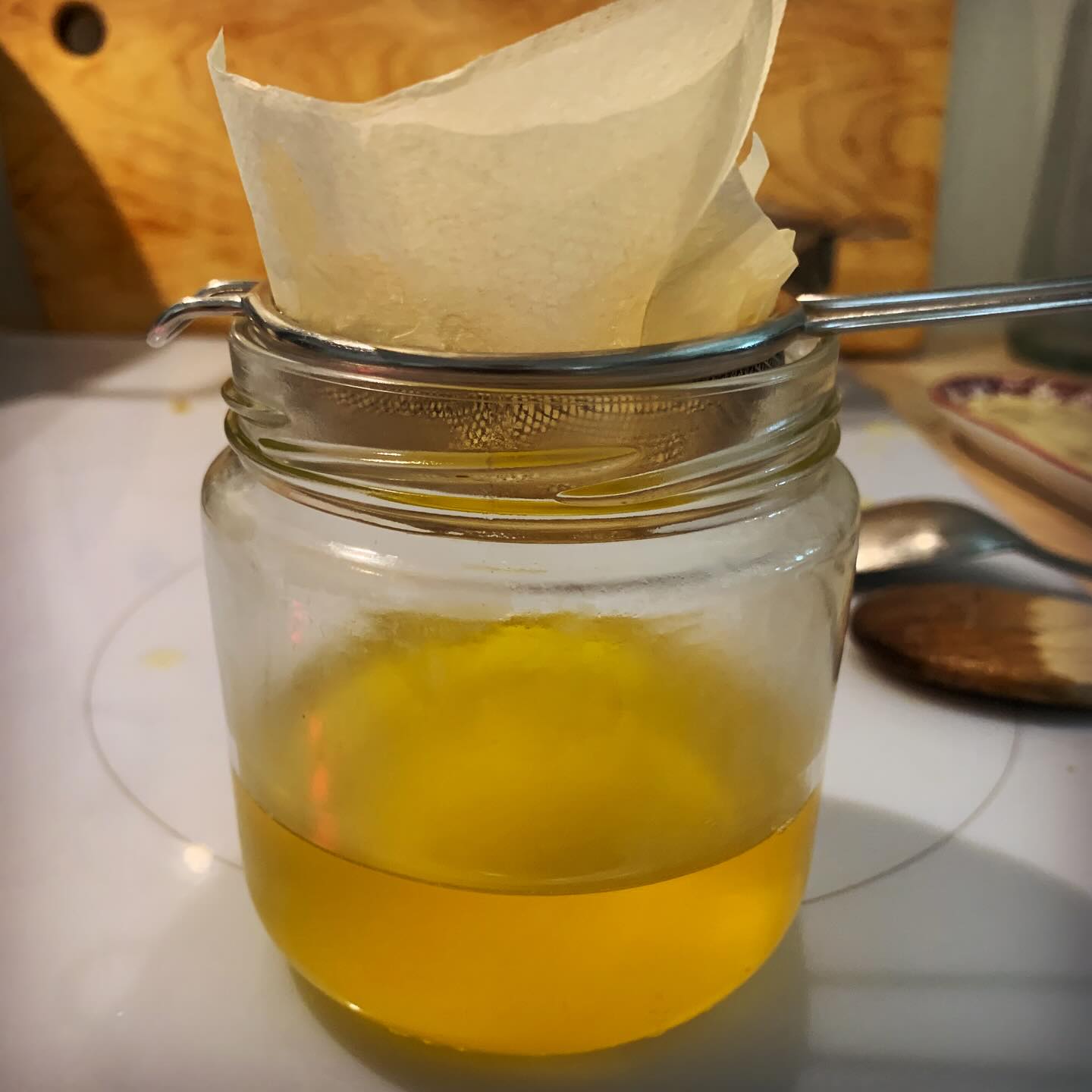 Fabrication du beurre clarifié maison - pour le filtrer j'ai trouvé cette astuce, mettre un filtre à thé sur une petite passoire, c'est très pratique 😅 J'en fait tous les 2 mois environ... Recette ultra simple sur mon blog - lien dns ma bio !
.
.
#BonAppetit !
.
+ de 170 recettes et astuces sur
www.delicieuxsanssucre.com
Ou lien cliquable dans ma bio @delicieuxsanssucre
.
⚠️ Allez faire un tour sur la page du magnifique 🍀programme TAPAS🍀que je vous ai concocté, pour trouver l'alimentation qui vous conviendra à VOUS 🎯... Lien en bio...
>>Commentez YES et je vous envoie une surprise 😄😄
.
.
.
#Transformezvotrealimentation #alimentationIntuitive
#MangerMieux #MieuxManger #Alimentation #AlimentationSaine #Flexitarien #FaitMaison #DansMonAssiette #MangerSain #MangerSainement #cestropbon #EquilibreAlimentaire #ReequilibrageAlimentaire #DelicieuxSansSucre #IgBas #IndexGlycemiqueBas #RegimeIgBas #miam #miamMiam #VraimentSain #SansGluten #gourmand #Bio