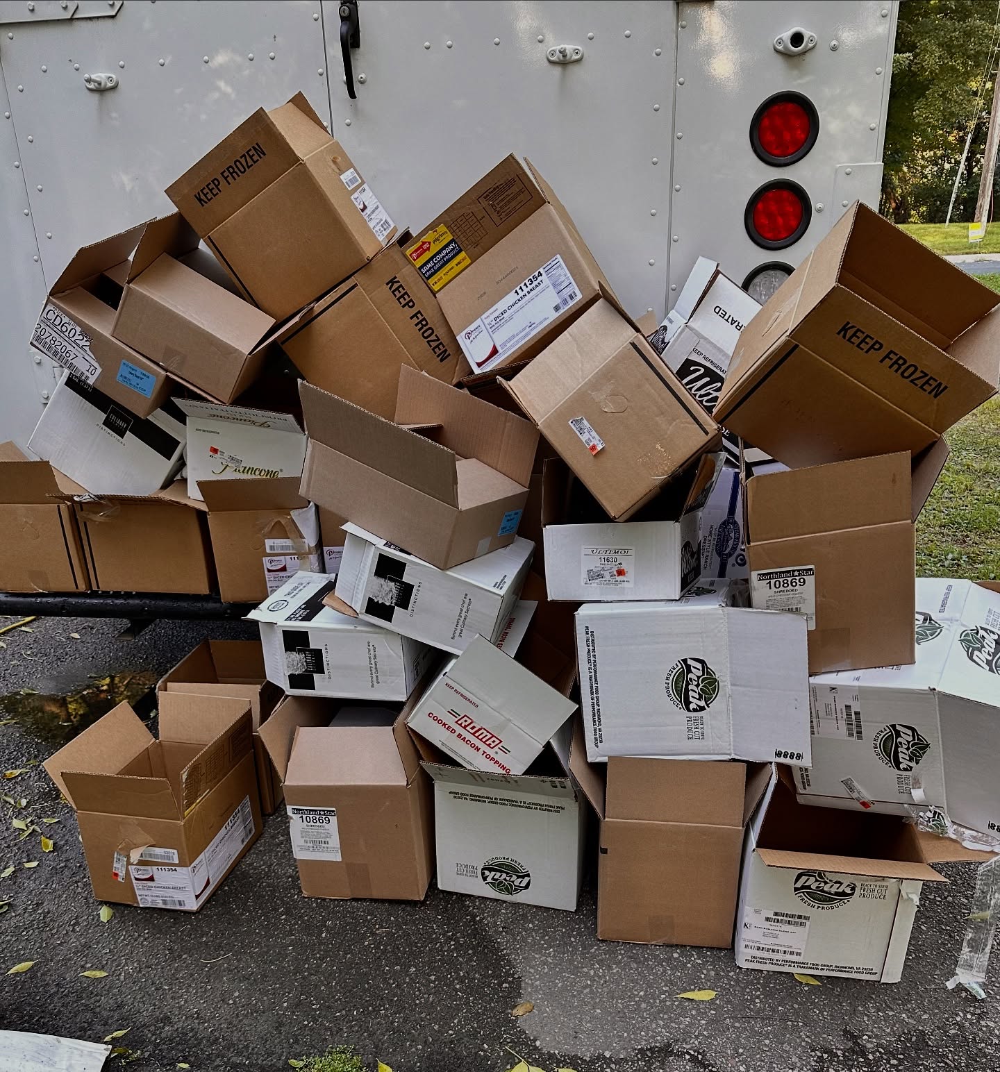 SDJ fed 455 people in 5 hours 🤗 Yes we can handle the volume and the quality. My staff is the best 🫶🏼 This was the only picture we took from Saturday. 😂 #cheflife #boxcutter #dishwasher #catering #events #foodtruck #fall #apples #orchard #winery