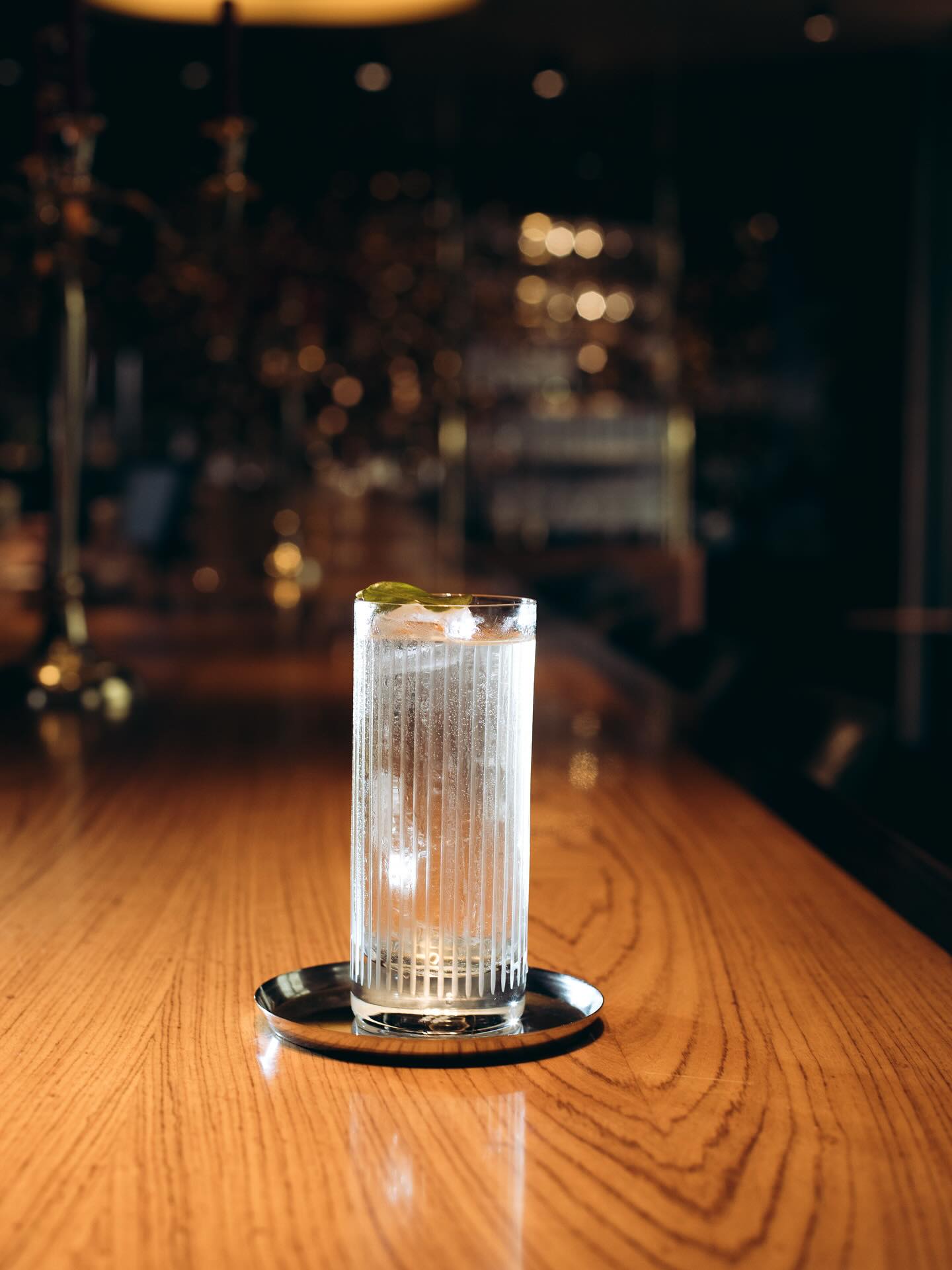 Die neue Woche beginnt stilvoll – mit einem Henri Lou in der Hand. 🍸
HENRI LOU, den Starke Frauen des Fin de Siècle gewidmet, gemixt mit Hendricks Gin.
Probier dich durch die Vienna in Six Sips Reihe und starte richtig in die Woche 🤩🖤
#lvdwigbar #cocktailbar #cocktailbarvienna #barsvienna #viennadrinks #viennabars