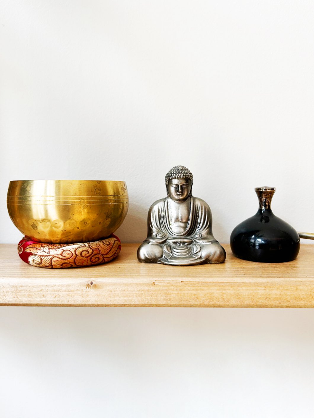 Une exploration unique en France !
DIMANCHE - 9:30 🧠 NEUROSCIENCES & MÉDITATION
.
Quand les Neurosciences rencontrent la Méditation.
.
Avez-vous déjà rêvé de comprendre ce qui se passe réellement dans votre cerveau lorsque vous méditez ? De trouver un pont entre la science la plus pointue et l’expérience intérieure la plus profonde ?
.
Nous sommes incroyablement fiers de vous proposer un cycle de conférences absolument unique en France, animé par Stephen, ingénieur biomédical et chercheur passionné par les états de conscience.
.
Oubliez les conférences académiques complexes. Stephen a un talent rare pour la vulgarisation : il rend les sujets les plus poussés (neuroplasticité, ondes cérébrales, conscience quantique...) accessibles, passionnants et directement applicables à votre pratique.
.
Au programme de ce voyage fascinant :
🔸Comprendre les effets concrets de la méditation sur votre cerveau et votre cœur.
🌀 Explorer des concepts comme l’intuition, les synchronicités et même les secrets du « troisième œil » à travers le prisme de la science.
🔸Découvrir comment votre esprit peut influencer la matière.
.
C’est bien plus qu’une séance : c’est une ouverture, une nouvelle grille de lecture du réel et de vous-même. Une opportunité rare de nourrir à la fois votre intellect et votre âme.
.
Que vous soyez un méditant aguerri, un scientifique curieux ou simplement en quête de sens, ces rencontres sont pour vous.
.
➡️ Le programme complet des cycles et les dates sont disponibles sur notre site www.soundyoga.fr. Les places sont limitées pour favoriser les échanges.
.
#Neurosciences #Meditation #Conscience #PhysiqueQuantique #Spiritualité #ScienceEtSpiritualité #DeveloppementPersonnel #ConscienceQuantique #Intuition #UniqueEnFrance #Compiegne #Conference #synchronicité #coeur #cerveau #soundyogacompiegne #inedit #exclusivité #consciencequantique