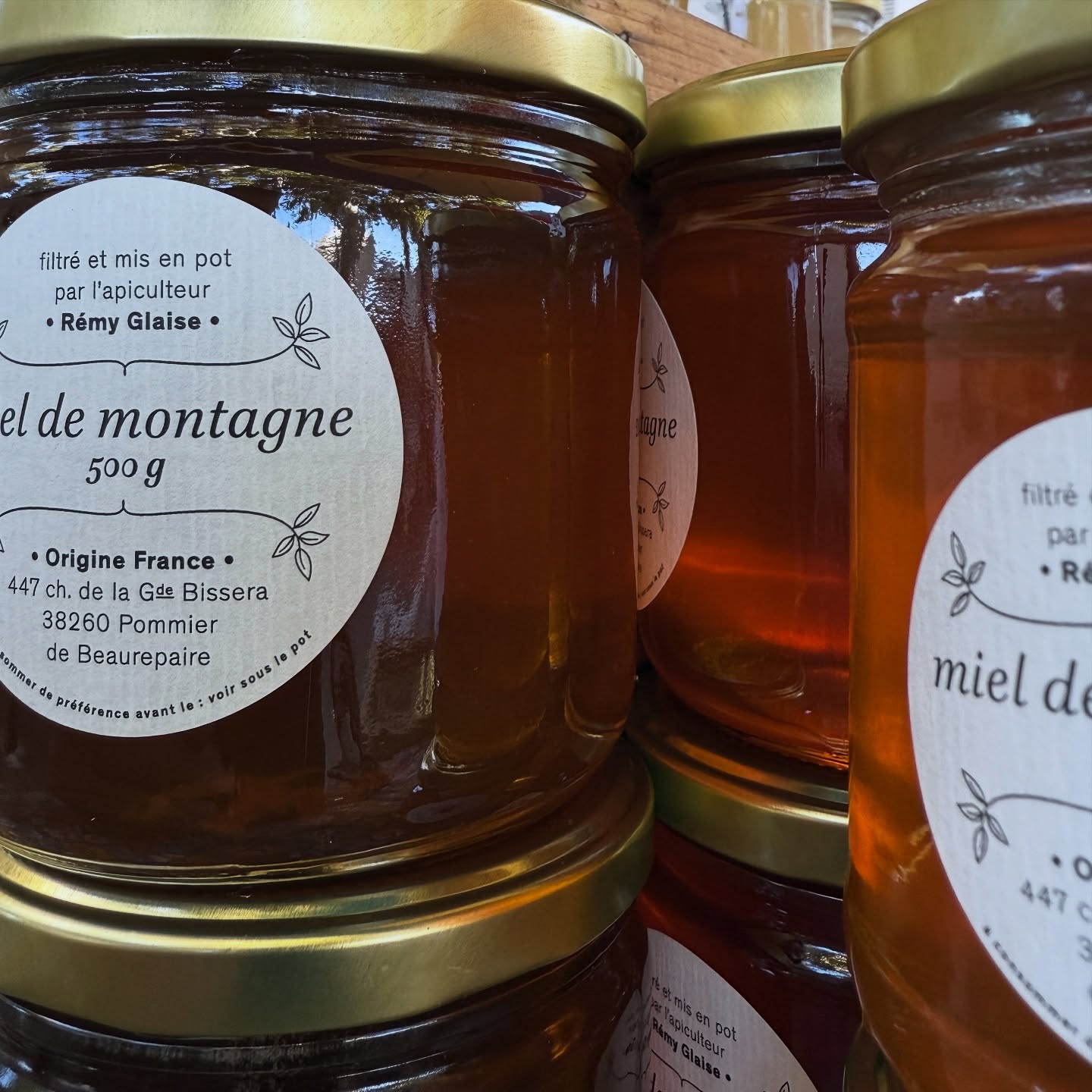 Reprise des marchés avec le nouveau miel de montagne, produit dans le Pilat.
➡️ Aujourd’hui, Dimanche, Quai Victor Augagneur à Lyon jusqu’à 12:30.
Tous les autres produits sont disponibles !
Rémy
#lemielremyglaise #auvergnerhonealpes #auvergnerhonealpestourisme #lyon #lyon7 #lyon3 #onlylyon #lyonnais #lyonnaise #producteur #healthy #nature #honey #miel #apiculture #beekeeping #apicultura🐝 #marche #frenchmarket #lyonfrance #lyonmaville #lyonfood #lyoncity #foodlover #food #foodies #foodstagram #pilat #mountain