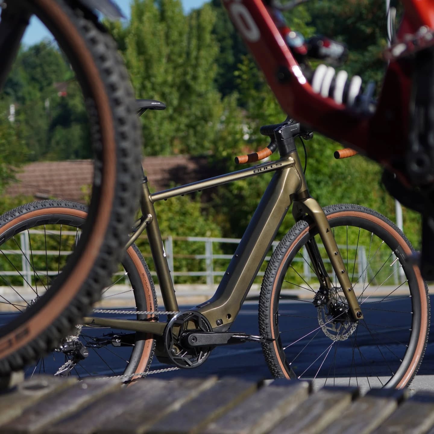 E- Gravel ou YES 🤘
Bulls Grinder EVO SX
Für alle die eine schnelle Runde nach dem Feierabend machen wollen oder etwas Rückenwind brauchen. 🌬
"Voll verschwitzt zur Arbeit Adee"
Ab 3790 Fr. Bist du dabei mit dem Bosch SX 60Nm Motor Akku entnehmbar und 400 Wh.
Alu Rahmen und Carbon Gabel, mit nur 17.9 Kg kann sich sehen lassen.
Schau bei uns vorbei wir haben es am Lager und live vor Ort.
@bullsbikes
@boschebikesystems
@schwalbetires
@rideshimano
#gravelbike#gravelswitzerland#mtbswitzerland#shimanoroad#schwalbe#herisau#sanktgallen#winterthur#zürich