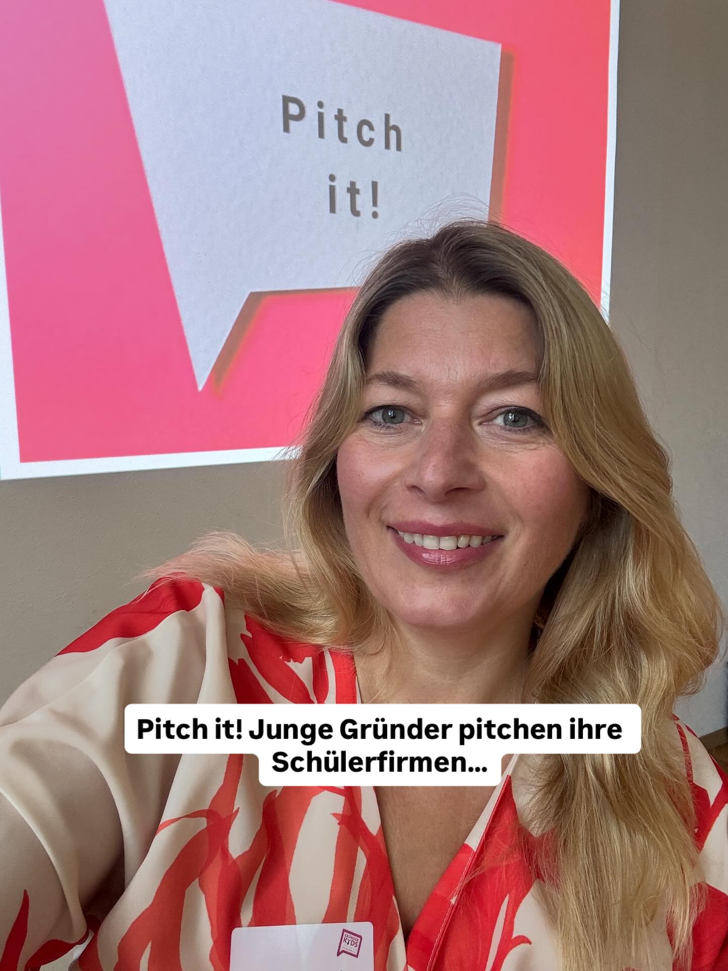 Pitch it! – Schülerfirmen on fire 🔥
Ich durfte für die Deutschen Kinder- und Jugendstiftung und Gründerkids einen Workshop durchführen – und ich bin ehrlich: ich bin immer noch beeindruckt.
Da standen die verschiedensten Schülerfirmen vor mir – vom Schulcafé über Merch-Projekte bis hin zu Nachhilfe von Schülern für Schüler (wie cool ist das bitte? 🙌).
Und sie haben richtig abgeliefert: Mega Pitches, teils so gut, dass sie direkt als Videos für Websites genutzt werden können.
Für mich war das ein Highlight, weil ich mein gesamtes Wissen als Marketingexpertin einbringen konnte – und auch meine Erfahrung als Live-Produktexpertin von HSE, wo ich lange live im Verkaufs-TV zu sehen war. Es war großartig, die Energie im Raum zu spüren und zu sehen, wie Ideen auf einmal Flügel bekommen.
Mein Fazit: Diese jungen Gründer:innen haben nicht nur Ideen – sie haben Mut, Kreativität und jetzt auch das Handwerkszeug, diese Ideen sichtbar zu machen. 🚀
Und ganz ehrlich: Pitch-Training ist nicht nur für Schülerfirmen relevant. Wer seine Idee klar und knackig auf den Punkt bringt, gewinnt – egal ob mit grossem@oder kleinen Business.
Buche gern meine Marketingberatung, wenn du dein Business besser pitchen lernen möchtest👛😊
@initialzuender_marketing #gruender #schuelerfirmen #startupmarketing #makeyours #gruenderkids #pitch #pitchit