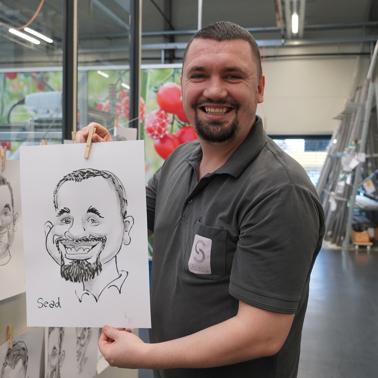 ONE MONTH ONE PORTRAIT 👨🎨
Entdecken Sie diesen Monat das Porträt von Sead. Seit 9 Jahren ist er ein engagiertes Mitglied unseres Teams und leitet heute die Bereiche Taillage, Polissage, Mechanik und 3D-Druck. Immer ruhig, absolut kompetent und mit einer ordentlichen Portion Humor.
Discover this month's portrait of Sead. He’s been part of our team for 9 amazing years and now leads taillage, polissage, mechanics and 3D printing. Always calm, super skilled – and never without his sense of humor.
#wsiegristag #team #karikatur