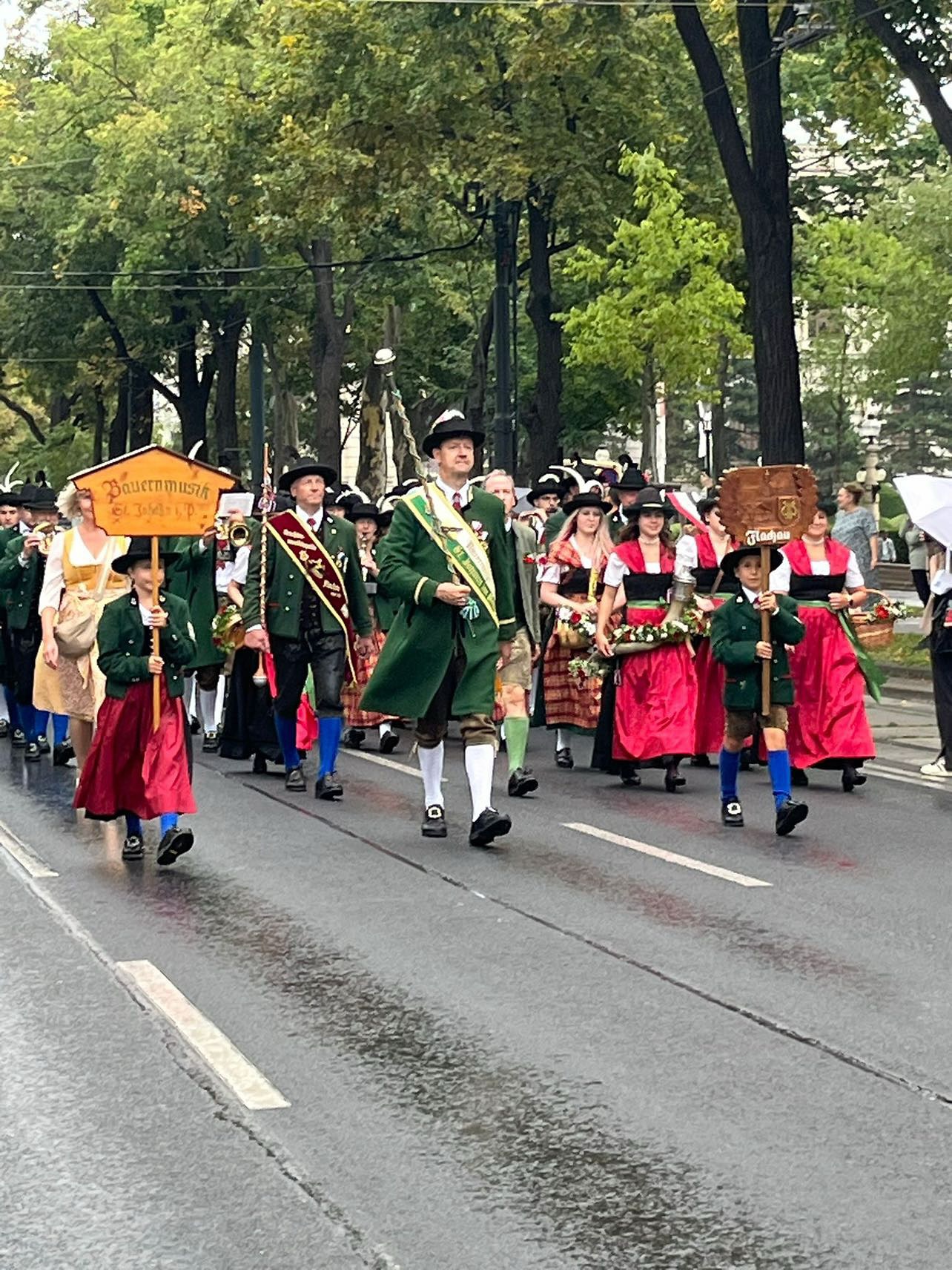 Doppelt hält besser 😎🎶 - Die Flachauer und die St. Johanner gemeinsam in Wien - was für ein Wochenende! 🥳
.
#pongaugoesvienna #eslebedieblasmusik #flachau #visitflachau #sanktjohann #josalzburg #blasmusikfest #wien