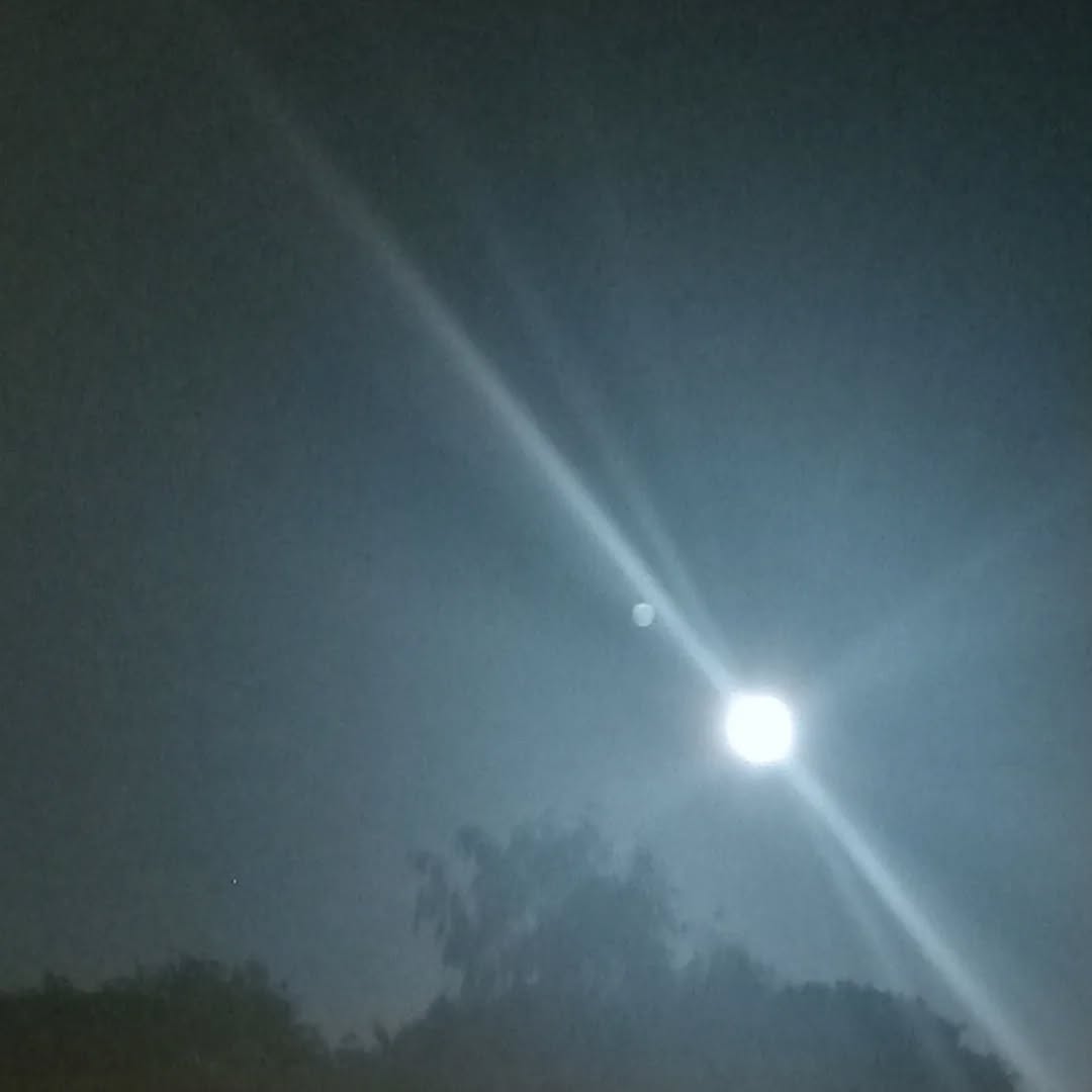 I might have missed the #BloodMoon bit but she's bright and vibrant in the sky, nonetheless.
A full moon eclipse in Pisces ♓️.
I'm not sure I expected to align with the astrology and yet? The more I read and hear? The more resonates.
What are the things you've been sweeping under the carpet/ avoiding dealing with? What are the fears, anxieties, worries and beliefs that you've not dealt with? What will it take to let go and for things to be different?
#KirstyGallagher #LunarLiving #FullMoonEnergies