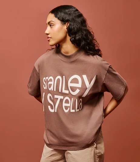 Love the bold print here and the colour is very Autumnal 🍂
.
.
#autumn #winter #stanleystella #wearstanleystella #clothing #clothing #printers #decorators #silkscreen #screenprinting #ink #colour #print #embroidery #directtofilm #directtogarment #product #garment #tshirt #hoodies #screenprintinglife #shirt #retail