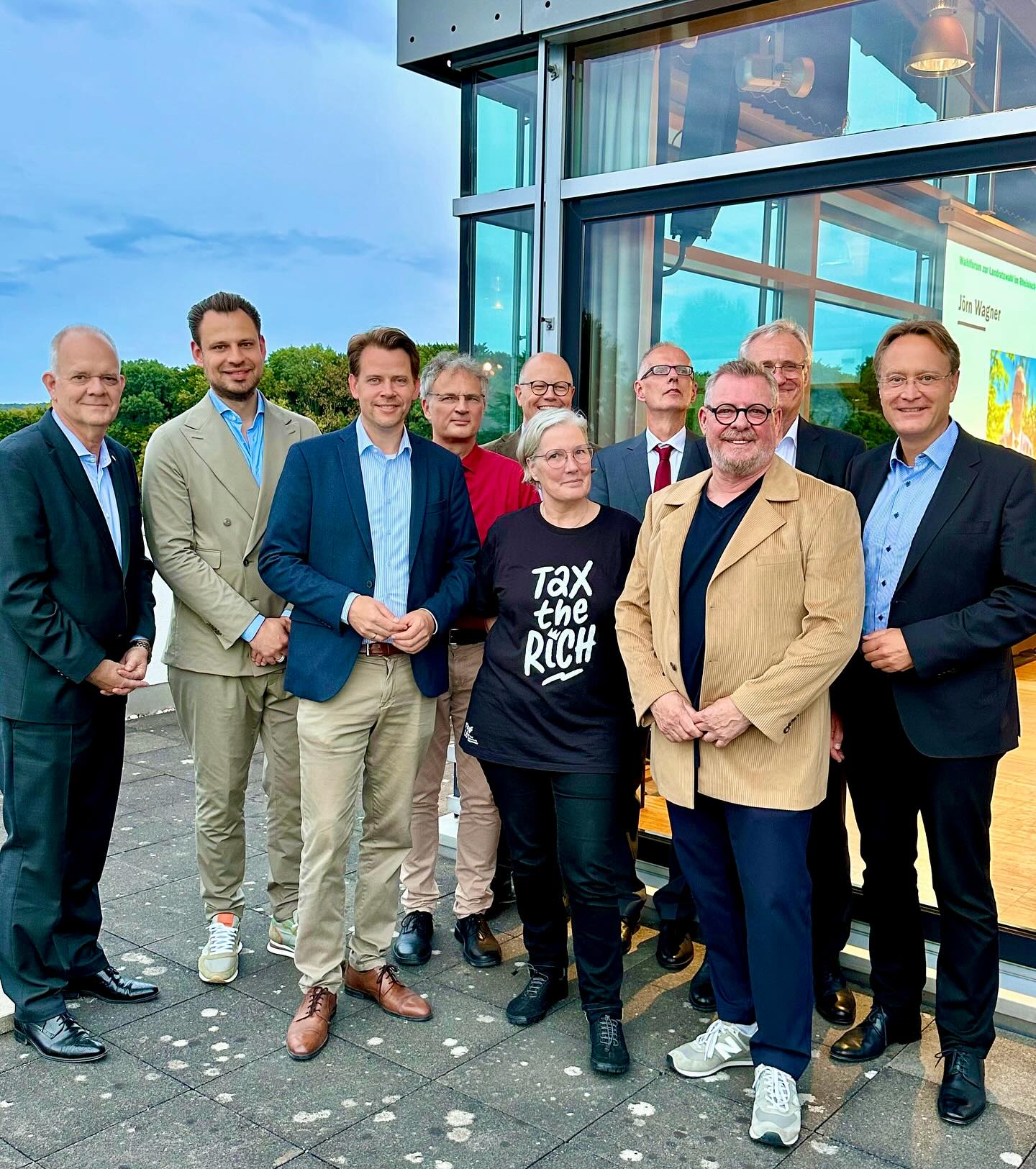 Beim Wahlforum zur Landratswahl im Rheinisch-Bergischen Kreis der Kreishandwerkerschaft Bergisches Land, der Industrie- und Handelskammer zu Köln sowie dem Unternehmensverband Bergisches Land hatten alle sechs Landratskandidaten die Gelegenheit ihre Vorstellungen zur Zukunft unseres Kreises zu präsentieren.
Es ging unter anderem um die Rahmenbedingungen für Wirtschaft und Handwerk, Mobilität, Digitalisierung und die Effizienz der Verwaltung!
Vielen Dank für die Einladung und den guten Austausch!
#rheinischbergischerkreis #handwerk #wirtschaft #heimat