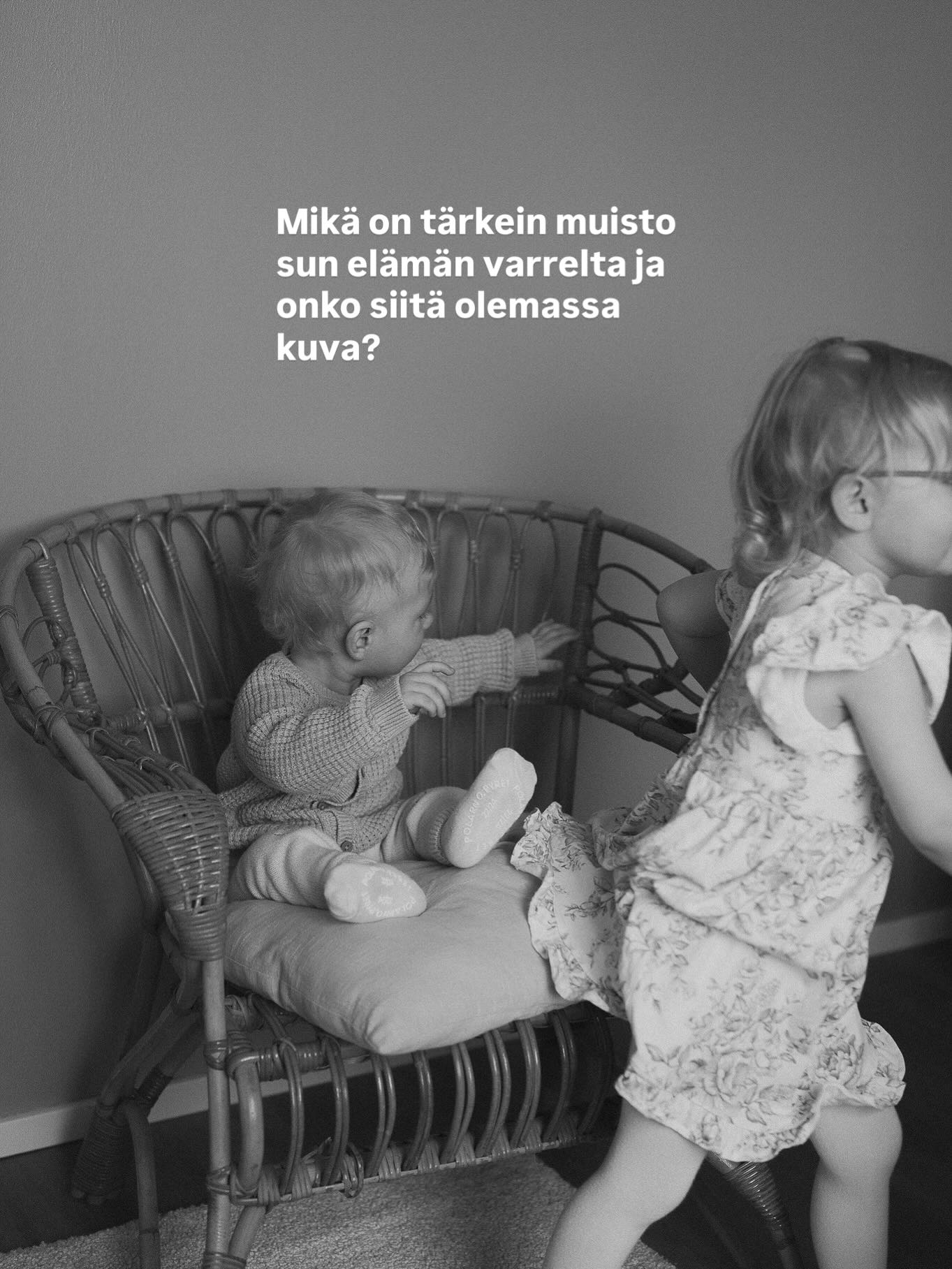 Mikä on tärkein muisto sun elämän varrelta ja onko siitä olemassa kuvia, jonka kautta voit tuohon hetkeen palata?
Valokuvaajana mulla ei oo tarvetta luoda teknisesti täydellisesti viilattuja valokuvia enkä mä myöskään halua luoda mitään turhan fiiniä. Toisin sanoen enemmän elämää, vähemmän kiiltokuvamaisuutta. Haluan taltioida tätä elämää kaikkine rosoisuuksineen. Se on se mikä mua inspiroi ja saa mut innostumaan tästä yhä uudelleen ja uudelleen.
Mun edesmennyt isoisä kulki aina kamera kaulassa. Hän teki valokuva-albumeja, joihin hän kokosi arjen hetkiä, matkojen päiväkirjoja, lippuja ja kuvia. Oon aina rakastanut uppoutua niihin ja lapsena pääsin ikäänkuin mukaan isovanhempieni matkoille niiden kautta.
Pappa ei ollut ammattikuvaaja eivätkä nuo albumit eivät olleet täynnä täydellisiä valokuvia, mutta elämää niissä oli sitäkin enemmän. Ja ne ovat aina olleet varsinkin meille lapsenlapsille todella rakkaita. Pappa ja hänen tekemät valokuva-albumit ovat lopulta olleet mulle suurin innoittaja valokuvaamisessa.
Haluan luoda muistoja ja tarinoita mun asiakkaille, siksi mä en kuvaa vain yksittäisiä kuvia. Siksi dokumentaarinen perhekuvaus on mun tapa toteuttaa.
Yhdessä me voidaan luoda tarinoita, jotka kestää aikaa ja joissa teidän elämä saa näkyä aidoimmillaan.
#dokumentaarinenperhekuvaus #perhekuvaus #perhekuvausturku #perhekuvaussalo #dokumentaarinenkuvaus