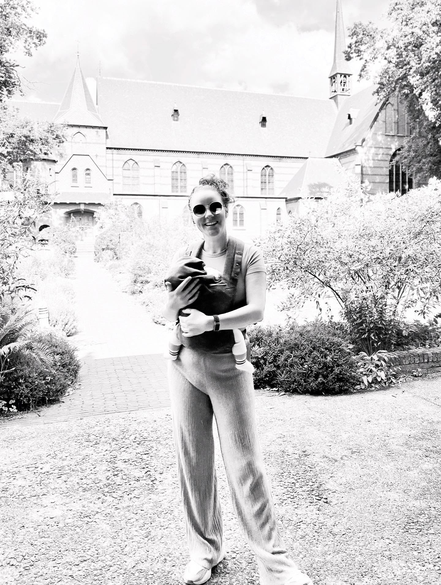 Moet je nou toch kijken wie er terug is van weggeweest! Mét klein hummeltje 🥰 Bo is 14 juni geboren en gaat hartstikke goed. 🩷
Arianne is bijna helemaal hersteld van een keizersnede en kijkt er naar uit om 27 september weer haar eerste optreden te geven met de meidon bij @theaterroutealmelo 💃 Zien we je daar?
#backinbusiness #babynews #mamanummer3 #vocalgroup #zingen #theaterroutealmelo #openbaaroptreden