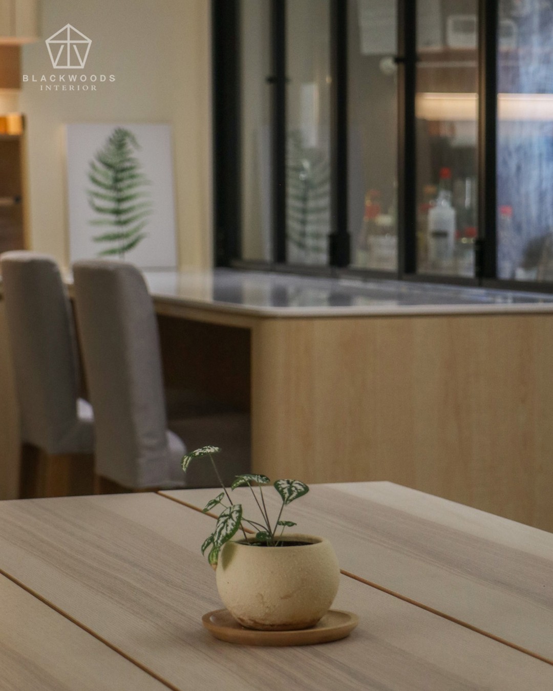 Light wood, soft tones, and subtle details turn mealtimes into moments of ease. With a built-in nook and seamless textures, the space balances function with quiet sophistication.
#blackwoods #blackwoodsinterior
#interiordesignsg #singaporehomes
#quietluxury #modernminimalist
#contemporaryinteriors #neutralpalette
#designinspo