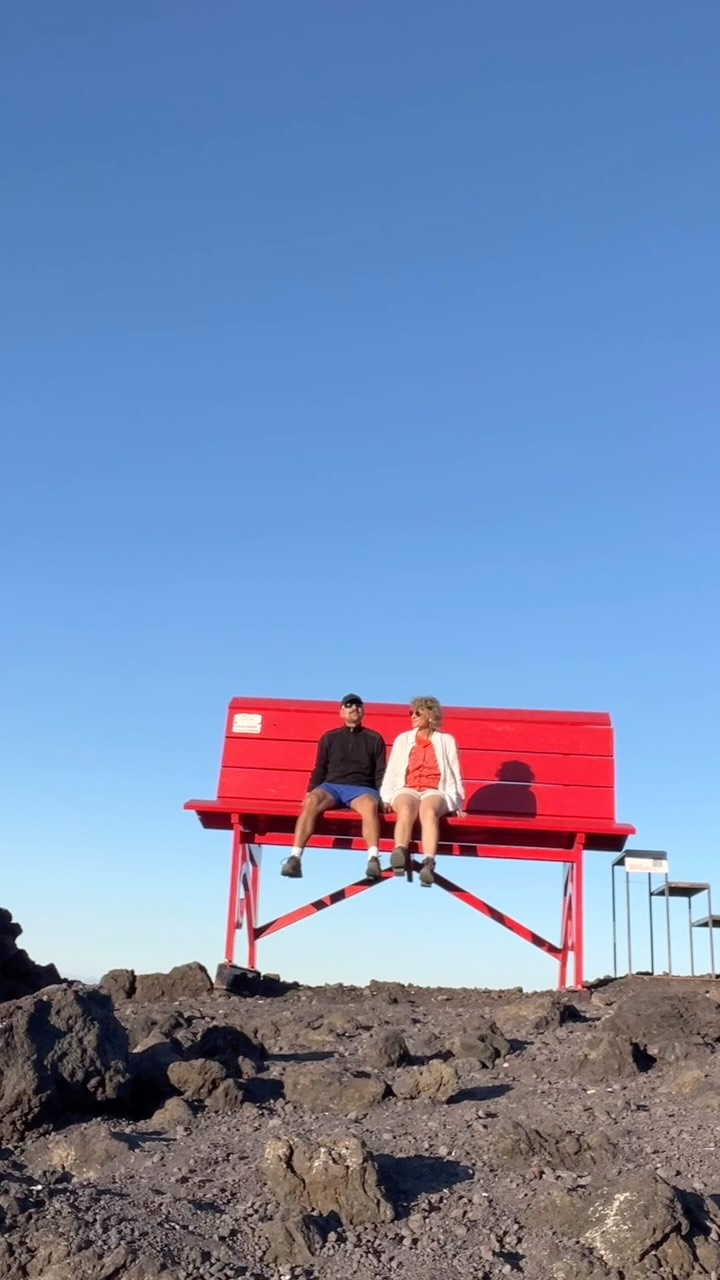 Ein Nachmittag am Ätna. Wir laufen durch Lavalandschaften, mischen uns unter die Schafe und erklimmen alte, erloschene Krater. 1000 Eindrücke und ein paar haben wir im Film festgehalten.
#Sizilien #Vulkan #ätna #enjoylife #schafe #mutterundsohn