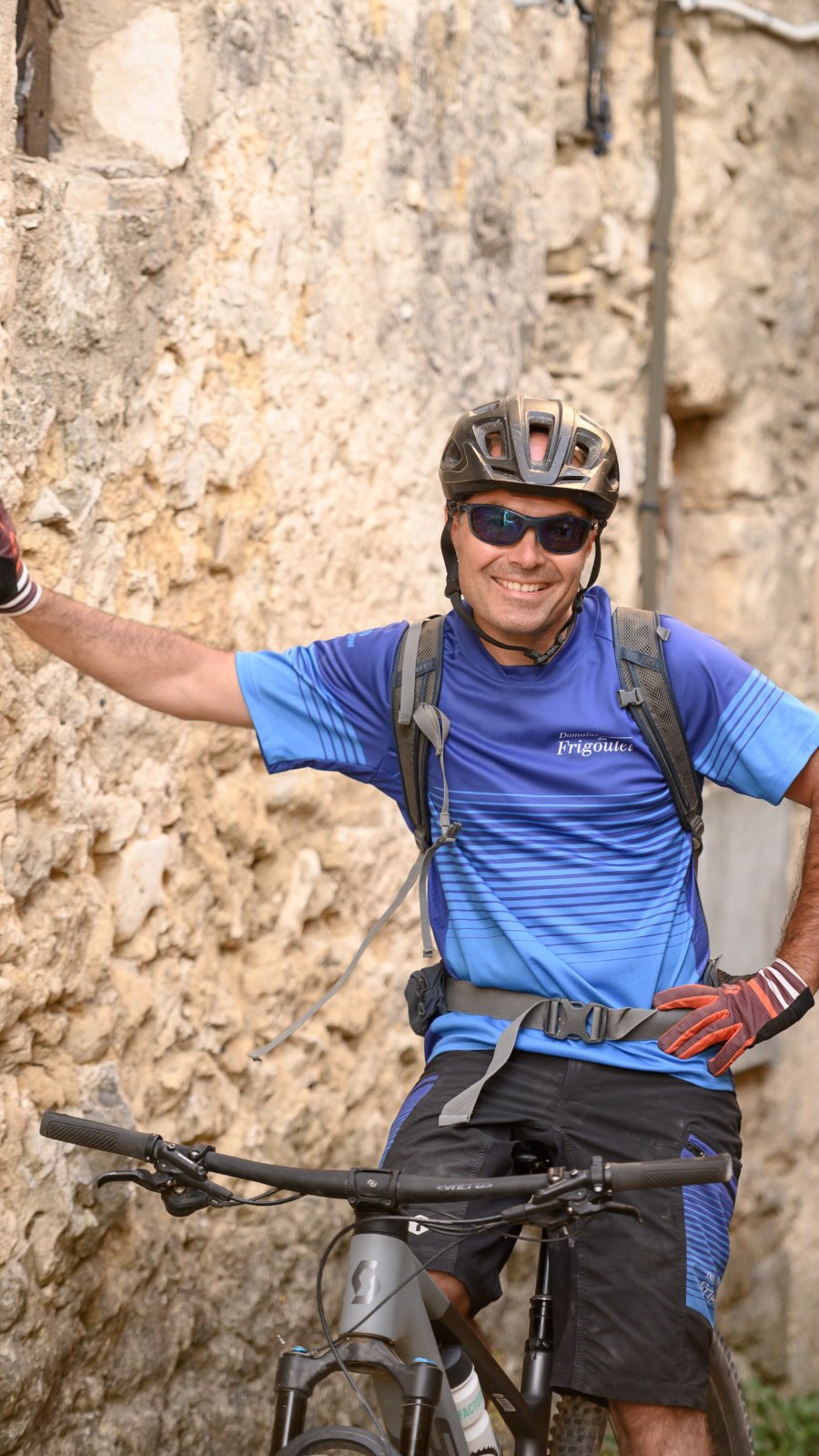 Gibt’s eigentlich etwas Schöneres als im Spätsommer durch die Trails der Ardèche zu biken? 🚵♀️ Die kühlen Morgenstunden schenken uns frische Energie für unsere Runden ums Frigoulet. Am Nachmittag heizt die Sonne noch einmal kräftig auf – ideal, um im Pool einzutauchen und das südländische Lebensgefühl zu geniessen. 🌞 Und zum Abschluss: Vincents herrliches Menü unter dem funkelnden Sternenhimmel – genau so fühlt sich Ferienglück an. ✨🍷