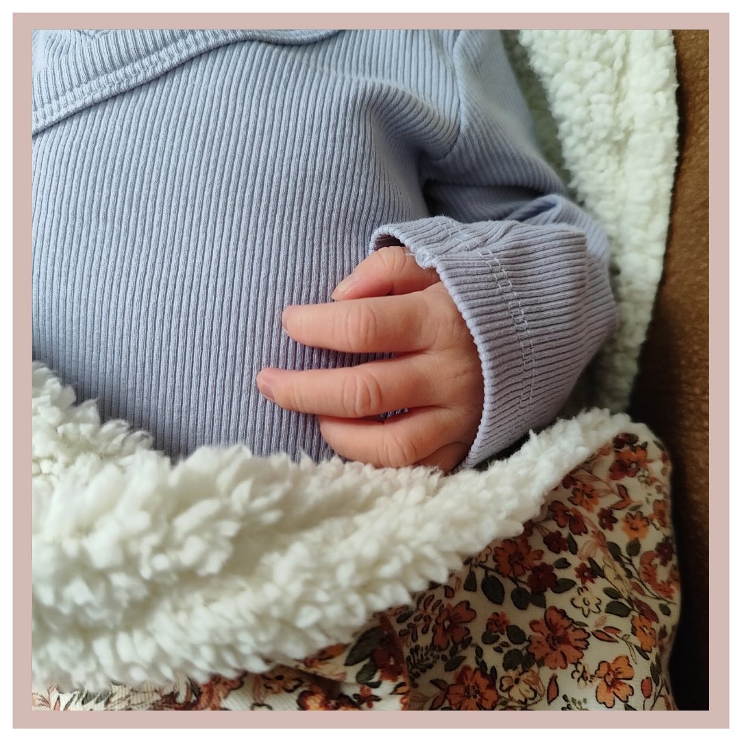 WELKOM YARA! 🩷
Op 11 augustus 2025 bij 39+1 weken werd om 02.02u dit meisje Yara thuis geboren. Ze woog 3560 gram.
Eigenlijk stond tegen week 41 een inleiding gepland, maar deze kleine meid wilde daar niet op wachten. Dit vonden Eline en Barry helemaal niet erg want ze wilden graag thuis bevallen! 😍
Op 10 augustus om 23.56u belde Eline dat ze dacht dat de bevalling begonnen was.📞 Ze had weeën om de 5 minuten. Barry was grote zus Fenna nog gauw naar opa en oma gaan brengen, maar Eline vond het fijn als Milan alvast naar hen toe kwam. Bij aankomst stond Eline onder de douche de weeën heel goed weg te zuchten. 🛁 Door de snelle bevalling van de vorige keer zette Milan alvast alle spullen klaar. Een klein uur nadat Milan er was, braken spontaan de vliezen nadat Eline uit de douche was gestapt. De weeën direct een stuk heftiger en Eline bleek al 10 centimeter ontsluiting te hebben! 💪 We wachtte nog even op goede persdrang, maar toen die er eenmaal was, werd er na 8 minuten persen een mooi meisje mee op de wereld geholpen door trotse papa Barry. Wat een super team samen! 🙌
Lieve Eline en Barry, wat hebben jullie het knap gedaan en wat ging het snel. Nu heerlijk samen genieten van jullie mooie gezin van 4. Veel liefs, team LEV 🤍
#welkom #verloskundigenlev #liefdevol #vertrouwd #levbaby #babytime #lev #verloskundigenpraktijk #verloskundigen