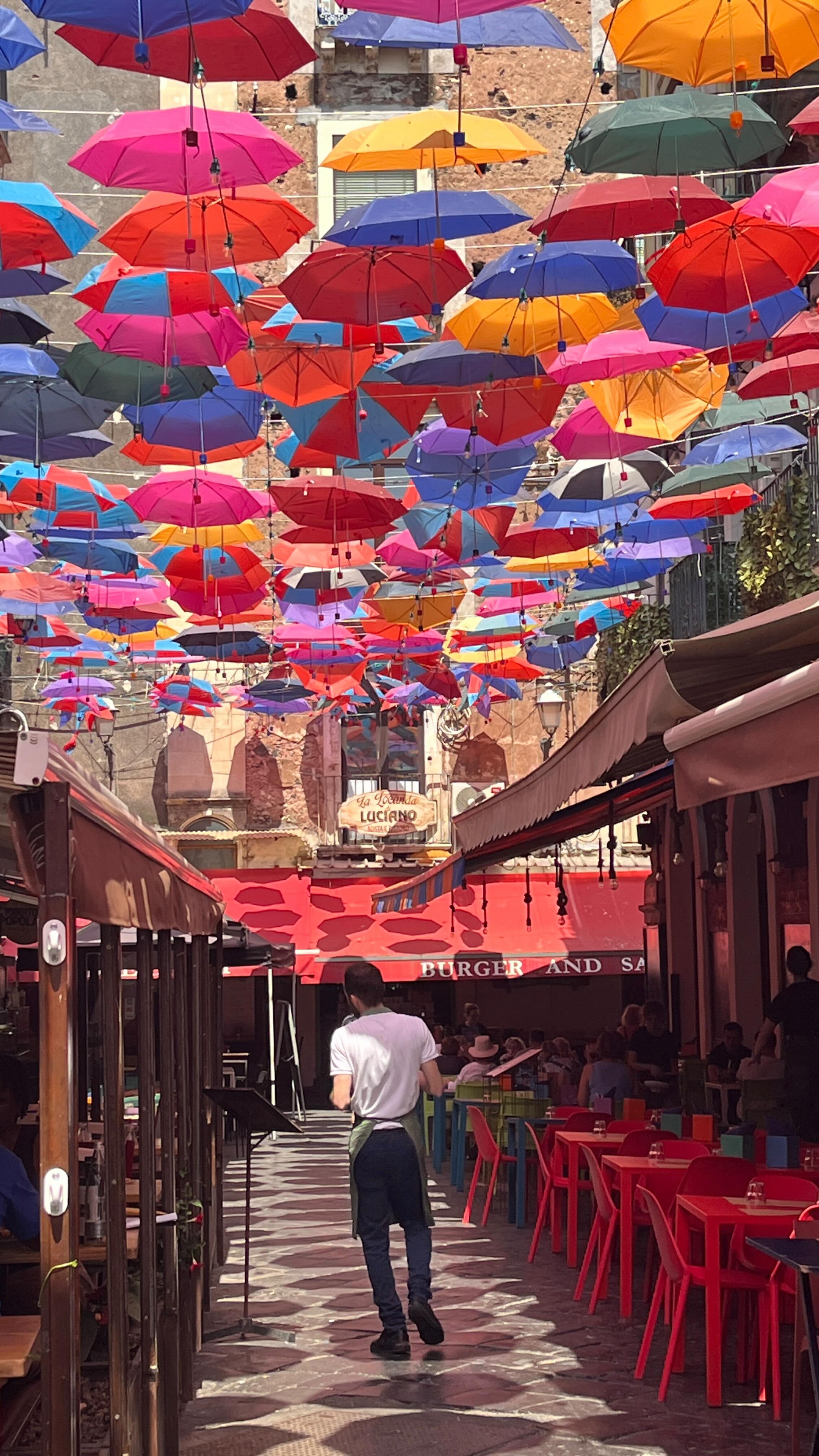 Wir haben mal überlegt 🤔. Dies ist der allererste Urlaub, den wir nur als Mutter und Sohn zusammen verbringen. Umso mehr haben wir uns auf diese gemeinsame Zeit gefreut. Tag 1 verbrachten wir in Catania mit einem Abstecher zum Meer am Abend.
#sizilienurlaub #catania #mutterundsohn