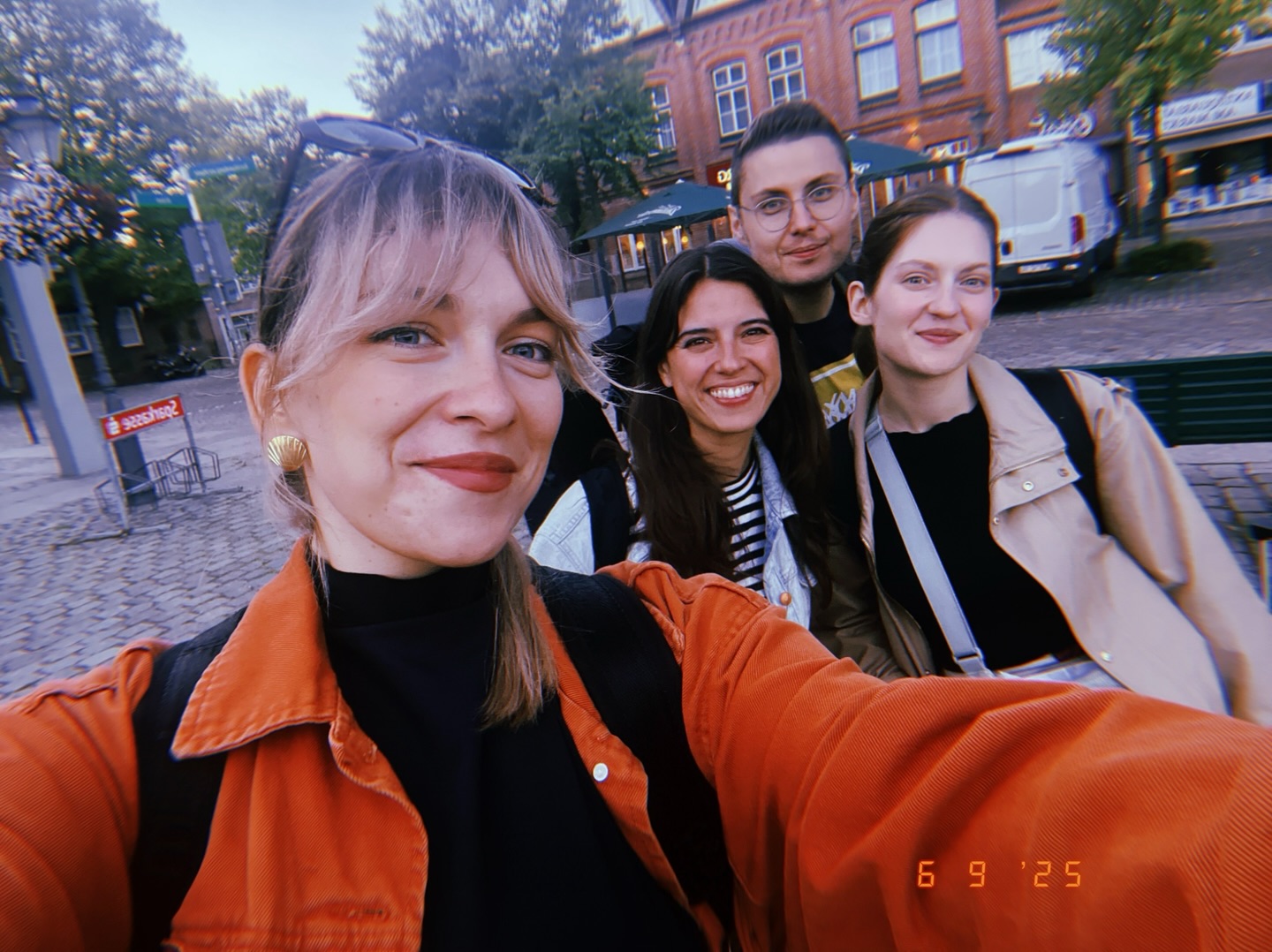 A fairytale weekend in Panker, where time seemed to slow down, surrounded by beautiful nature and landscapes. We were charmed by the warm audience and wonderful organizers! 🧡
The next day was all about recharging at the Ostsee and, of course, indulging in way too much good food (basically a tradition by now). Now we’re on the road back to Cologne, unpacking and getting ready for our time in Weikersheim, an International Chamber Music Campus! We are excited for what’s ahead! 🎷