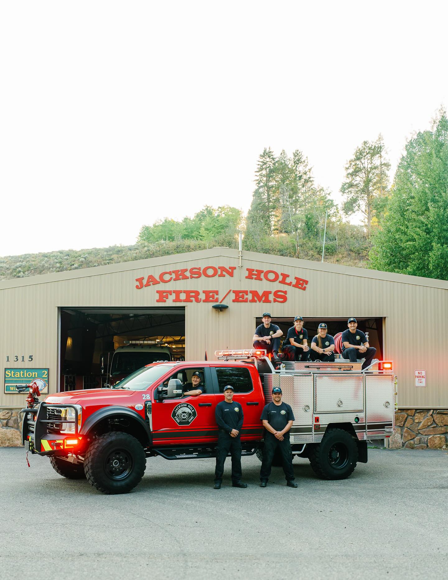 Introducing the all new Type 3 Wildland Engine all thanks to the Betty B. Baril Fund whose generosity made this acquisition possible. 🚒🙌
The new apparatus will be located at Station 2 on West Street in Wilson and will significantly enhance the @jh_fire_ems department’s ability to protect critical Wildland Urban Interface (WUI) areas in the surrounding community. The new engine, which will be known as Brush 28, replaces the old Brush 28 which has been in service with @jh_fire_ems for over 20 years.
“This generous gift demonstrates the deep commitment our community has to public safety,” said @jh_fire_ems Chief Mike Moyer. “This donor’s support ensures our firefighters have the best tools to protect lives, property, and the unique landscape we all cherish.”
@jh_fire_ems looks forward to putting the new wildland engine into service immediately. 🔥
#wildland #wildland_firefighters #fireengine #oldbills2025