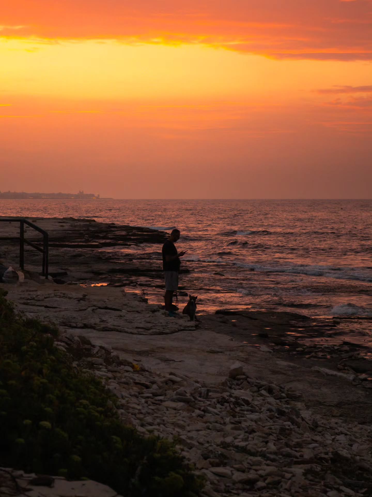 One of those atardeceres🌅 that feels like a gentle hug from the sol🌞, welcoming the night 🌚