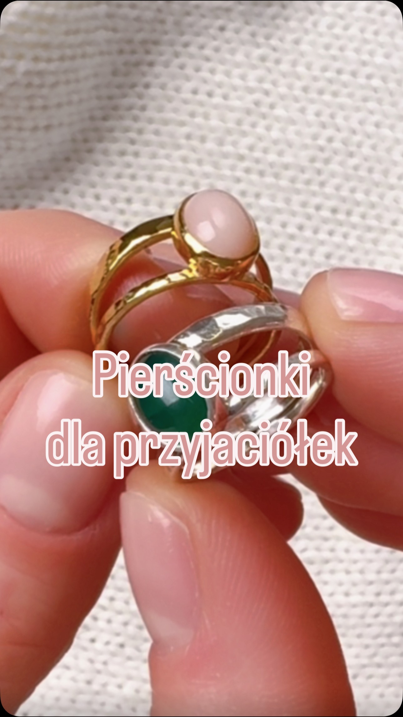 Przed Wami pierścionki, które wykonałam na specjalne zamówienie Dagmary. Jeden dla niej, drugi dla jej przyjaciółki.
Oba na podwójnej obrączce, oba srebrne i z owalnym minerałem. Opal i agat.
Trochę podobne, a trochę różne. Tak jak Dziewczyny.
#jubilertoruń #bizuterianazamowienietorun # #bizuteriaartystyczna #pierscionkitorun #toruń #srebrnypierścionek #puerścioneknazamówienie #pierscionekzareczynowy