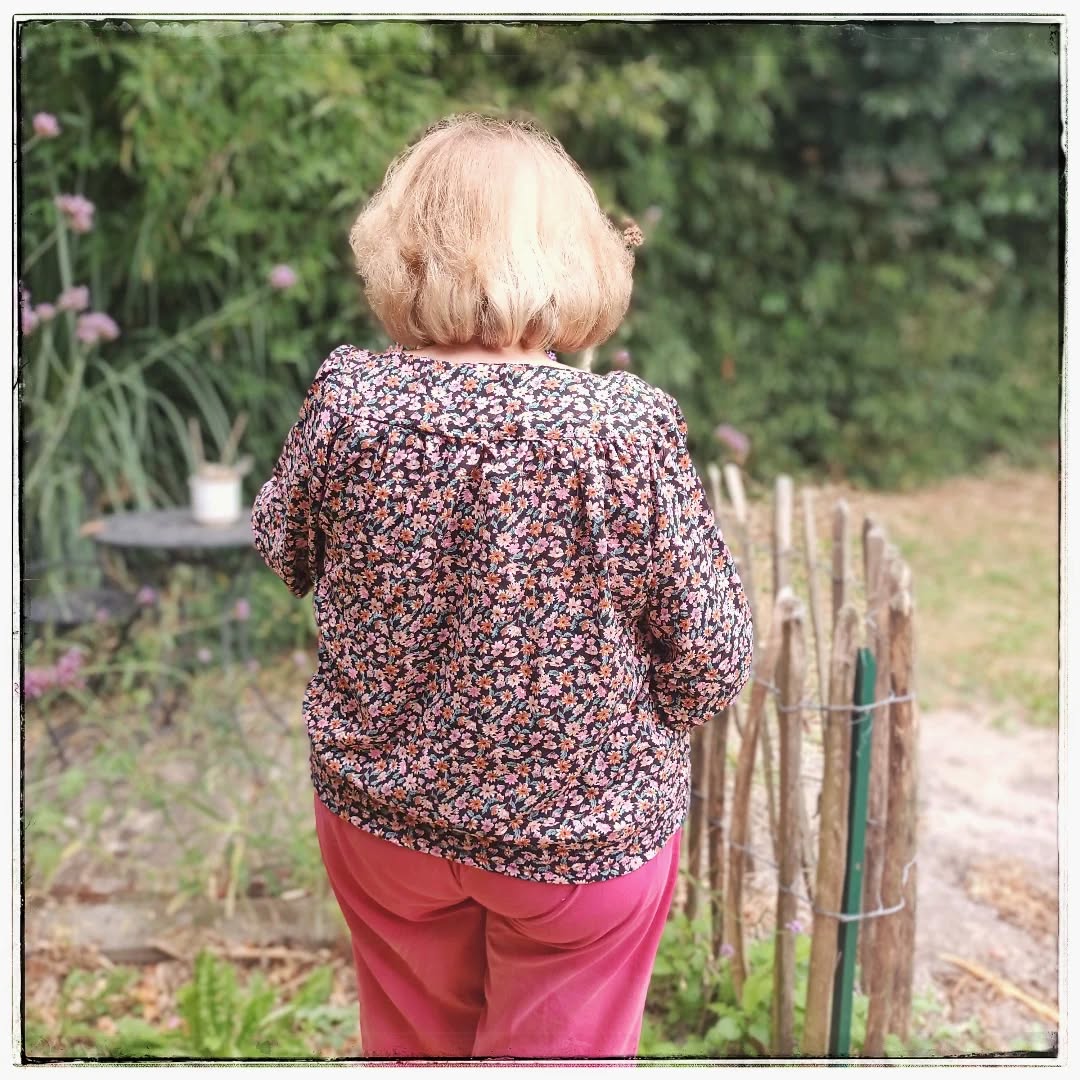 Superbe blouse en voile avec smoke dans le bas et son pantalon assorti réalisé par Sylvie, bravo .
#lesateliersgrege , #coursdecouture ,#faitmain ,#jecreecequejeporte .