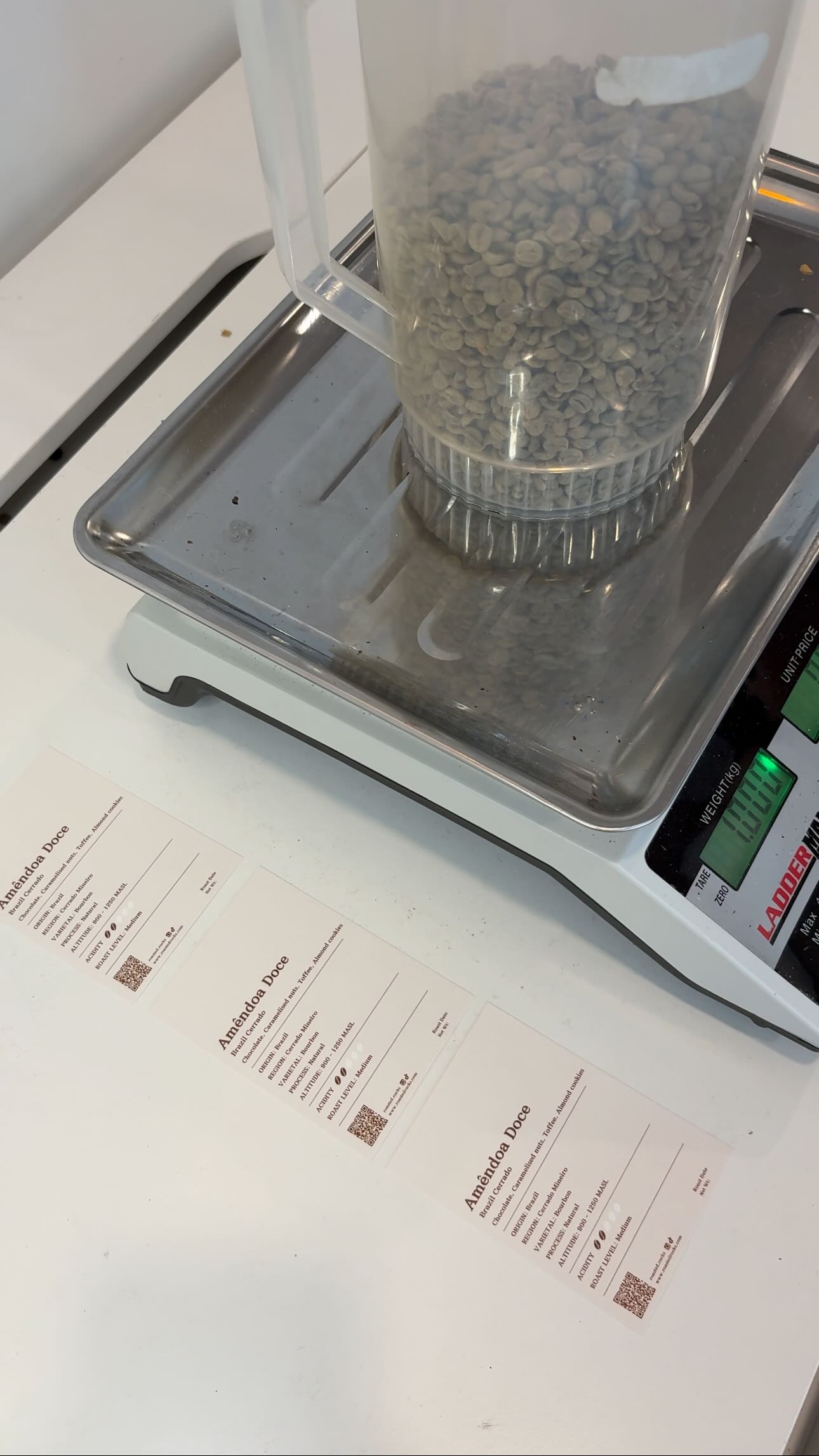 from green to golden the sweet almond notes of Brazil’s Amendoa Doce coming alive in the roaster.
#roastedrocks #specialtycoffee #youngentrepreneur #fyp #youngroasters