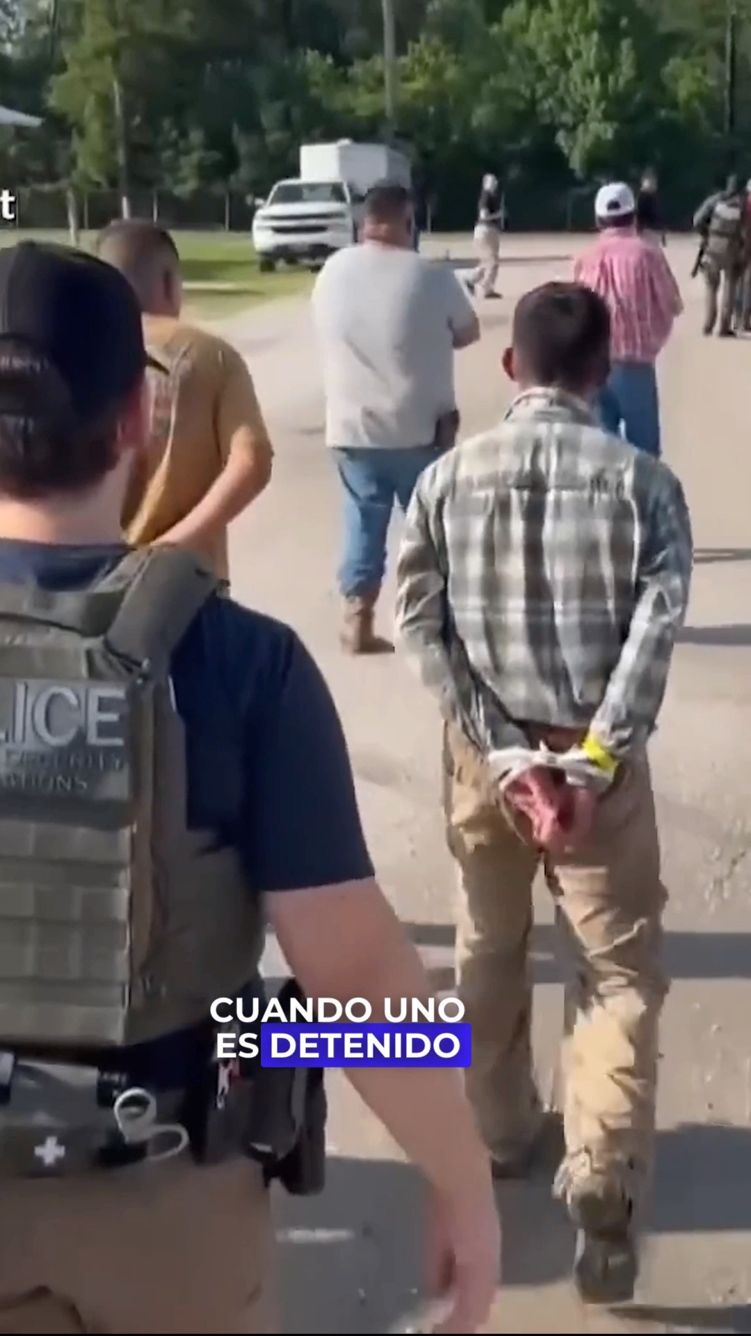 Ante operaciones de deportación en conjunto con la guardia nacional en el estado de Illinois, queremos compartirle esta información para que usted sepa que hacer si es arrestado.
En este video encontrara toda la información que usted necesita para encontrar a su familiar/amigo detenido y como proceder después del arresto.
En estos momentos mas que nunca, nos unimos con nuestra comunidad inmigrante, estamos aqui para informales y defenderles, es por ello que ofrecemos nuestra primer consulta GRATIS! Si usted necesita ayuda por favor llamenos al:
773-762-2500
#abogadosdeinmgracion