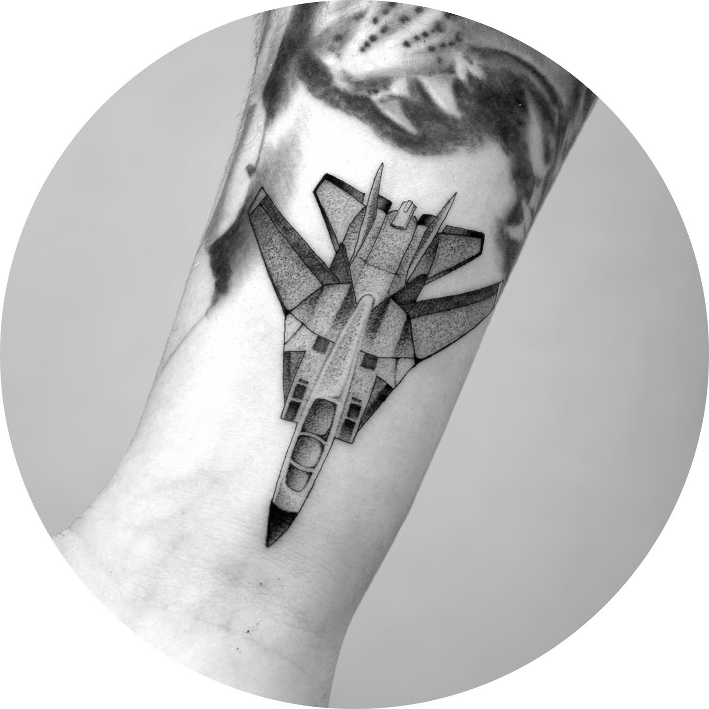 One for the skies 🌌✈️
Had the pleasure of tattooing this F14 Tomcat for Joey at @oldelinetattoo.
📖 My books are open for September & October — reach out and let’s lock in your idea!
#ABCTattoo #OldelineTattoo #FineLineTattoo #AviationInk #TattooBooking #F14Tomcat