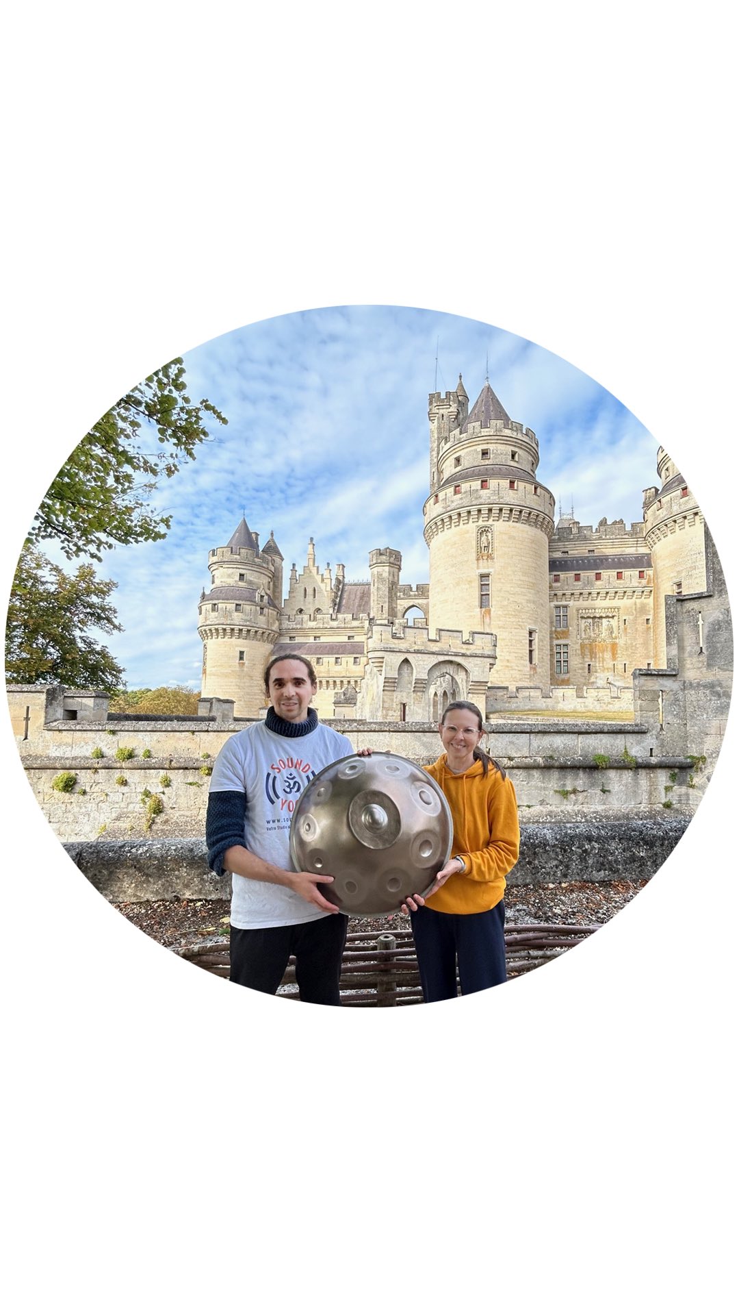Nature 🍀 MUSIQUE 🌀 @l_enceinte
.
On a fait vibrer le parc du Château de Pierrefonds ! Nous avons eu l’immense joie de participer à la toute première édition du festival @l_enceinte , un événement qui a rassemblé plus de 2000 personnes dans un cadre absolument magique !
.
Notre mission pour cette partie OFF du festival ? Partager la magie des sons et des vibrations avec le plus grand nombre ! Toute la journée, vous avez été si nombreux à venir découvrir, manipuler et jouer avec nos instruments. Voir les sourires sur les visages des petits et des grands, sentir votre curiosité et votre ouverture, c’était notre plus belle récompense.
.
Un immense bravo à toute l’équipe du festival pour une organisation au top, et un immense merci au public pour votre énergie et votre accueil si chaleureux. C’est une réussite totale et on est fiers d’y avoir contribué !
.
On a déjà hâte de la prochaine édition. 🙏
.
@soundyoga.fr
.
.
#lenceintefestival #Festival #Pierrefonds #ChateauDePierrefonds #Compiegne #Oise #Musique #EvenementLocal #BainSonore #InstrumentsIntuitifs #YogaDuSon #Partage #Merci #soundyogacompiegne #bainsonoreoise #compiegneagglo #compiègne #lenceinte2025 #compiegne_tourisme #pierrefonds_tourisme #pierrefondscastle