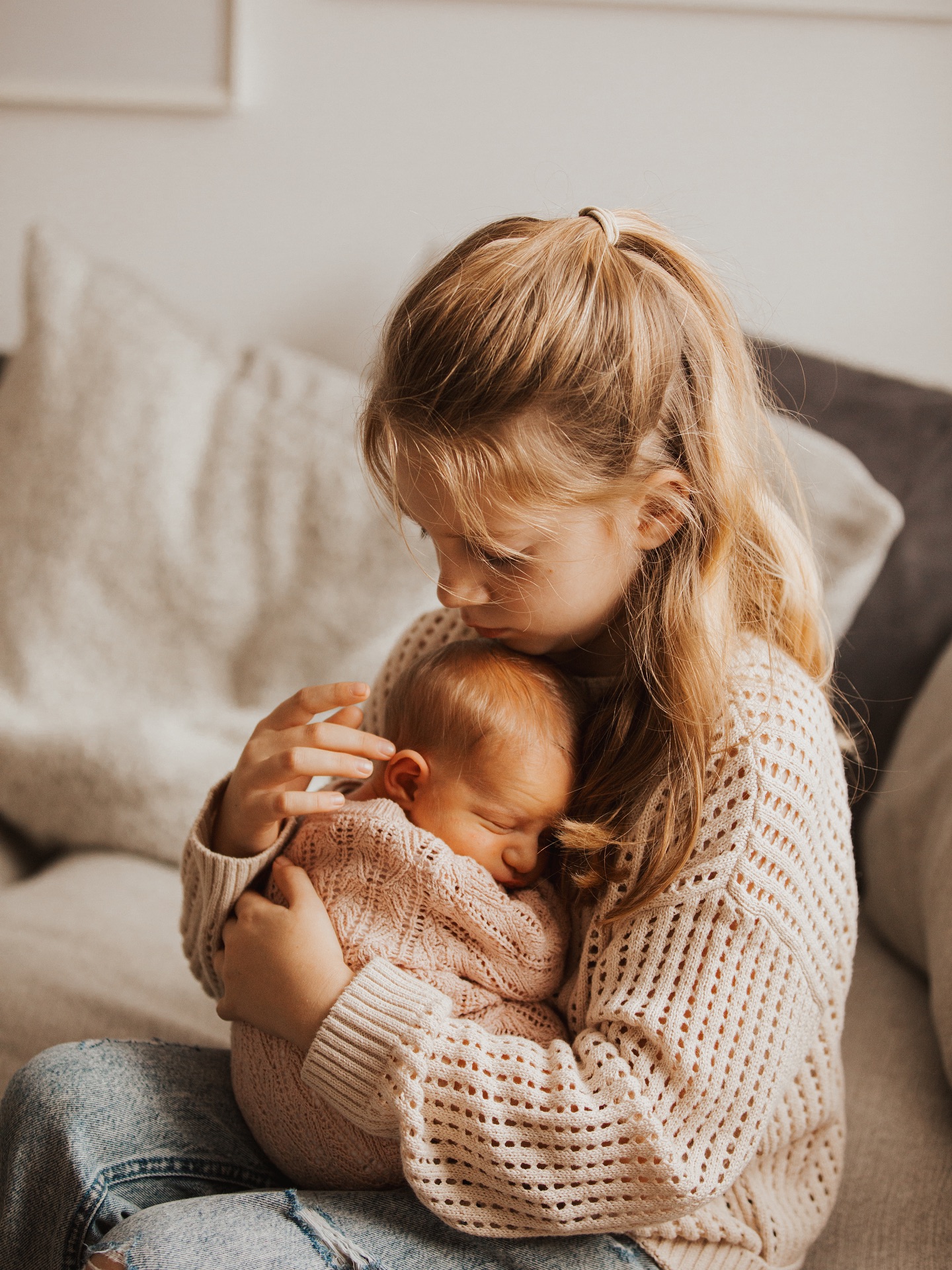 Welcoming little Junie, the third beautiful girl for Catherine, joined her big sisters Macie & Adaline in the most love-filled home (and i may have just met my favourite cat!!).
Theres nothing i love more than at-home sessions, they’re so relaxed and candid, the kids can just be themselves, take themselves of to play when needed, pets can wander in, and everything feels easy and true to you 🤍
Absolutely lovely to meet you all 🥰🤍
#LeicestershirePhotographer #LeicesterPhotographer #EastMidlandsPhotographer #LeicestershireMums #newbornphotography #documentaryphotography