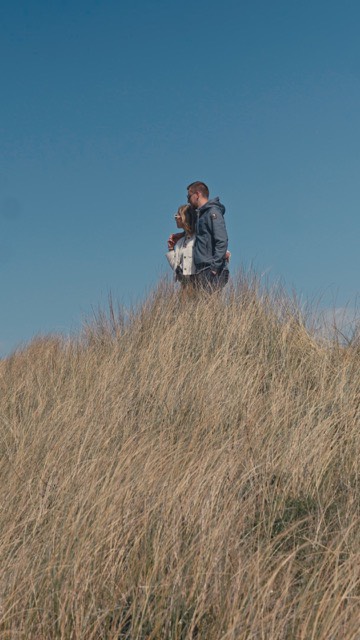 Et si votre film de mariage commençait avant le jour J ?
Hier, j’ai eu la chance de filmer le mariage de Juliette & Clément, un couple avec lequel j’ai pu crée une vraie relation depuis nos premiers échanges !
Pour l’occasion, j’ai présenté en avant-première une vidéo particulière : leur séance pré-mariage, tournée quelques semaines avant le grand jour.
Inspiré des “engagement sessions” aux États-Unis, ce nouveau service me permet de raconter votre amour, votre union, votre histoire en dehors du cadre du mariage. Juliette & Clément se sont prêtés au jeu avec sincérité et naturel, et le résultat a ému leurs invités hier soir.
J’affirme une nouvelle fois que l’essence même de mon travail c’est votre couple. Que vous soyez fiancés… ou simplement amoureux.
Parce qu’au fond, mon travail, c’est avant tout de raconter votre histoire ❤️
#mariage #videastemariage #seanceengagement #engagementsession #stellaplage