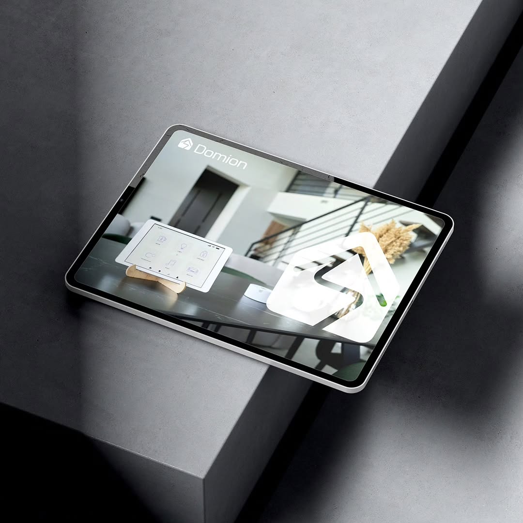 Logo pro Domion – Smart domácnosti 💡
Grafický symbol vychází ze siluety domu, která odkazuje na domácnost. Středem domu prochází dynamická linie, jež v hravé formě reprezentuje moderní technologie. Zároveň může připomínat střechu domu či rostoucí šipku, symbolizující inovaci a rozvoj.
Grafický prvek doplňuje vytvořené písmo.
Tvorba grafiky -> 📨
#logo #logodesign #smarthome #antoninparal #logodesigner #grafika #design