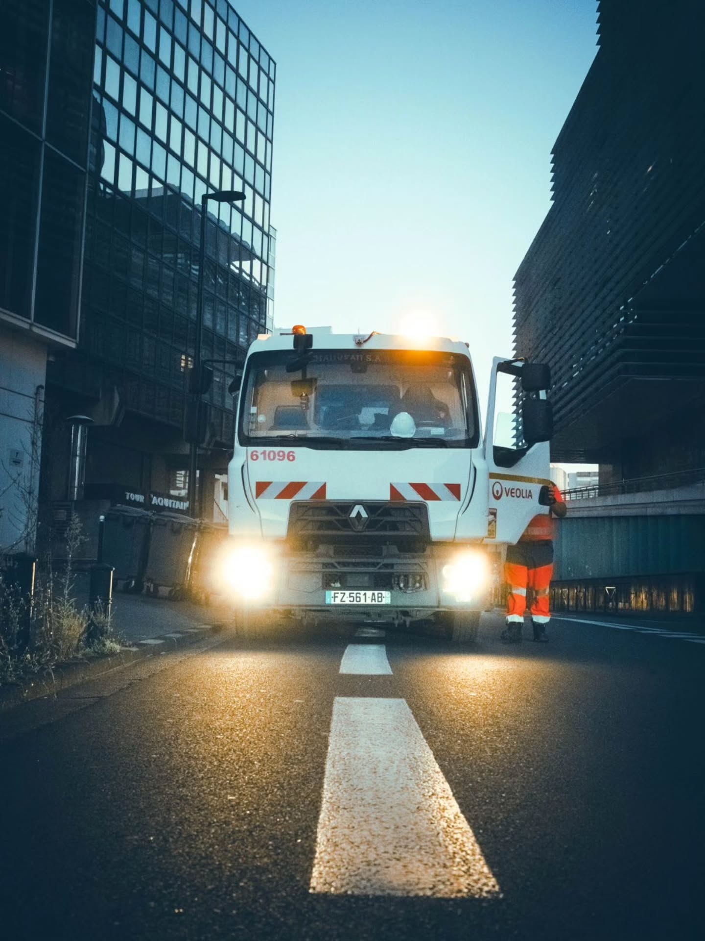 CAMION BENNE.
#streetphotointernational #streetscenesmag #citybestpics
