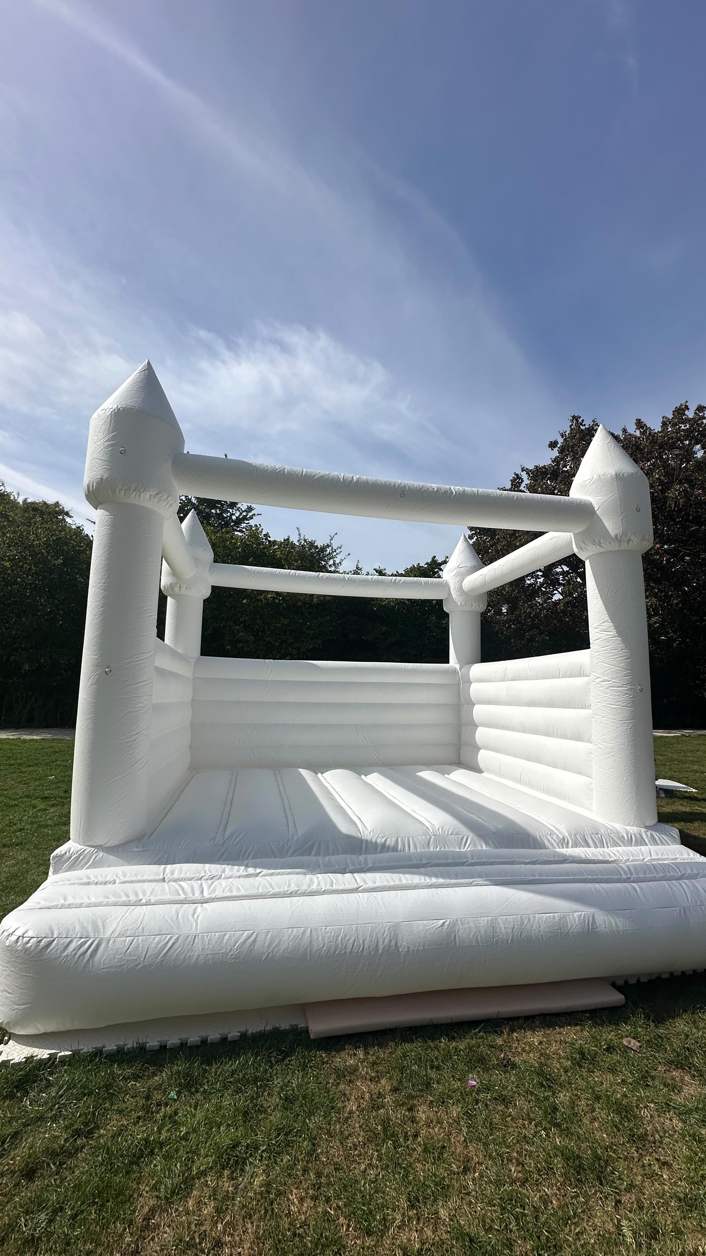 Yesterday we helped make a 4 year old’s Frozen themed birthday a success.
The White Framed Bouncy was the highlight of the day. The kids played until the sun went down and the weather in Amsterdam was just perfect.
These are the moments we love to create.
Mini Munchkins 💛