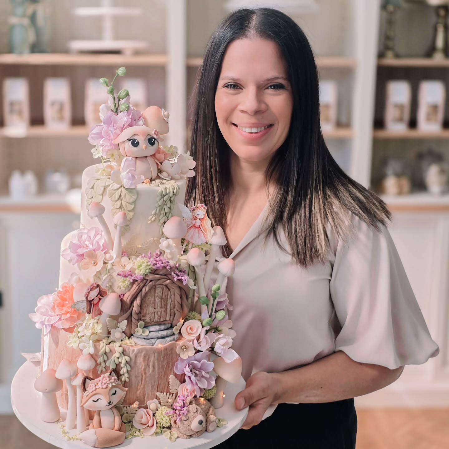 Qui est-ce?
Jessica, 36 ans. Euh 26. Oui, 26 c’est mieux 🫣 et 10 ans de patisserie à mon actif!
Et surtout celle qui se cache derrière Fleur de Sucre.