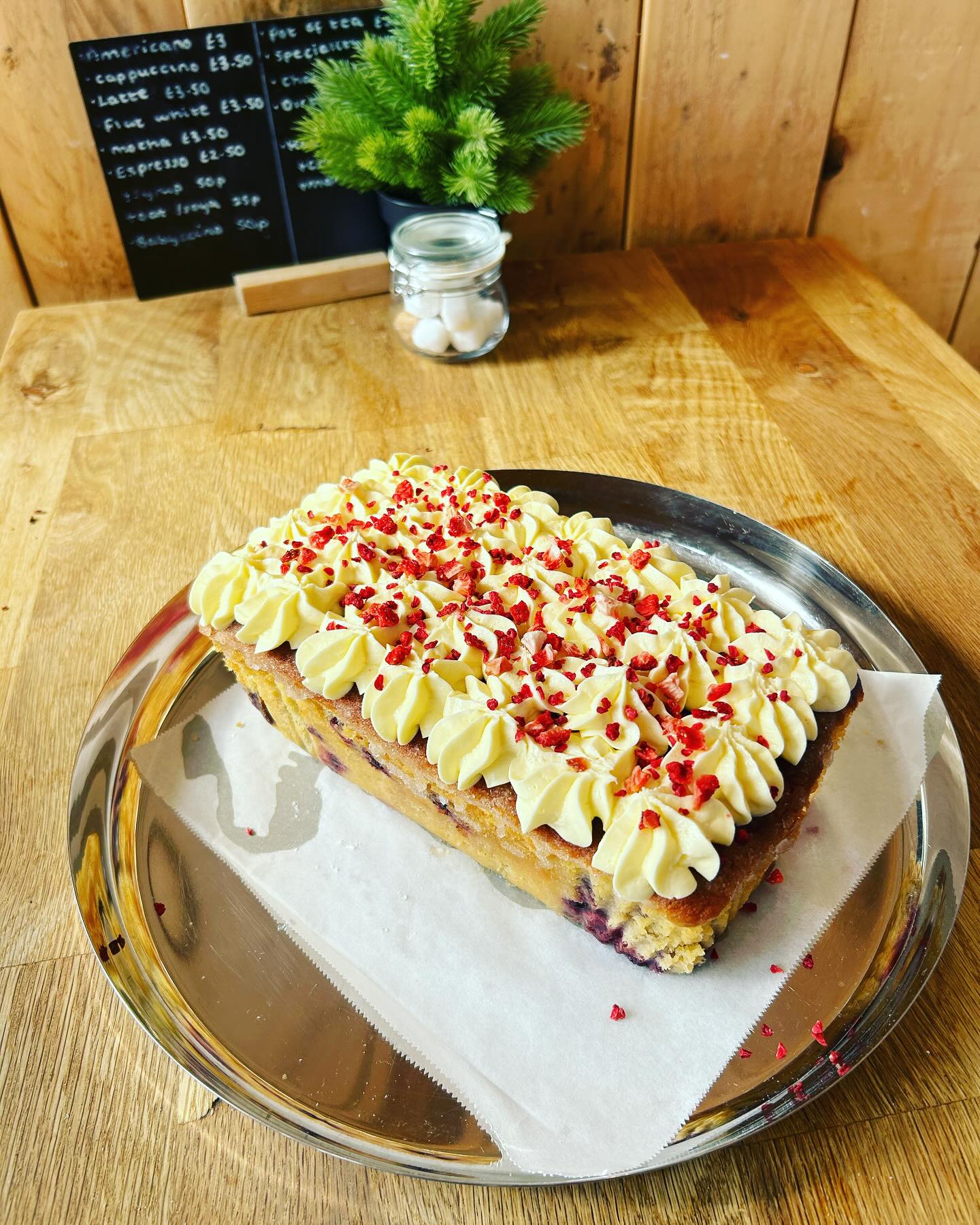 ✨ Weekends are for meet ups, family outings & cake
🧁☕️