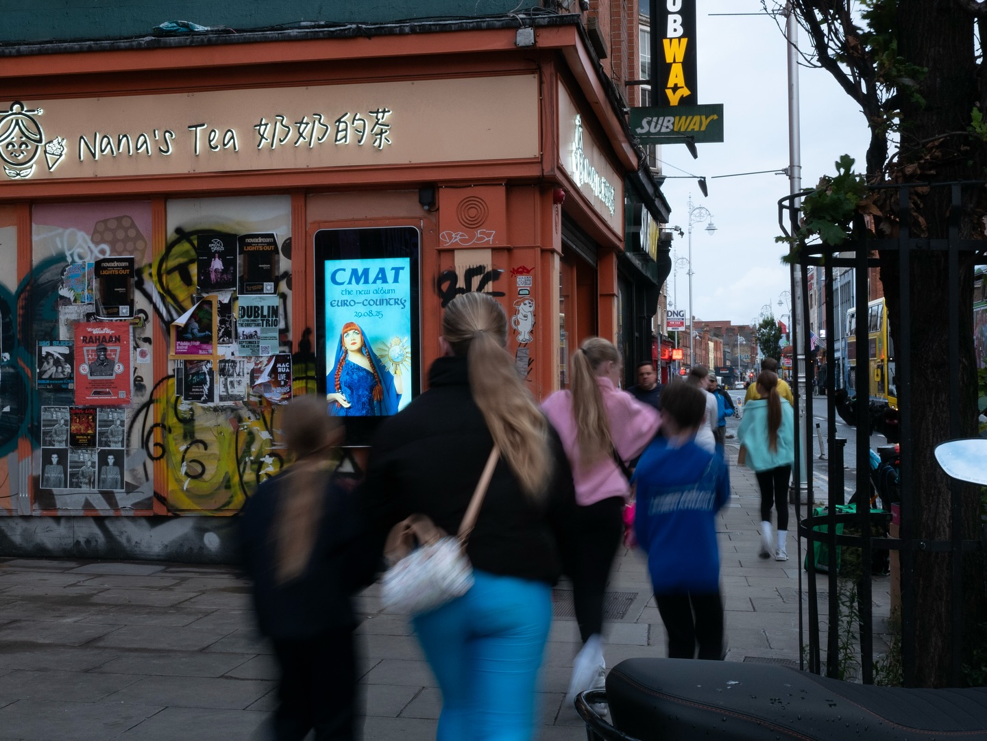 💙 CMAT 💙
The Dunboyne Diana reigning over our Westland Row Lightbox & Urban digi network for the launch of her third album EURO-COUNTRY 💿
She certainly knows how to connect with the people and has soared to the top of the charts! An album favourite in the MM office! 🎵
@cmatbaby @awal
#cmat #eurocountry #dunboynediana #dooh #outofhomeadvertising #outofhome #dublinadvertising