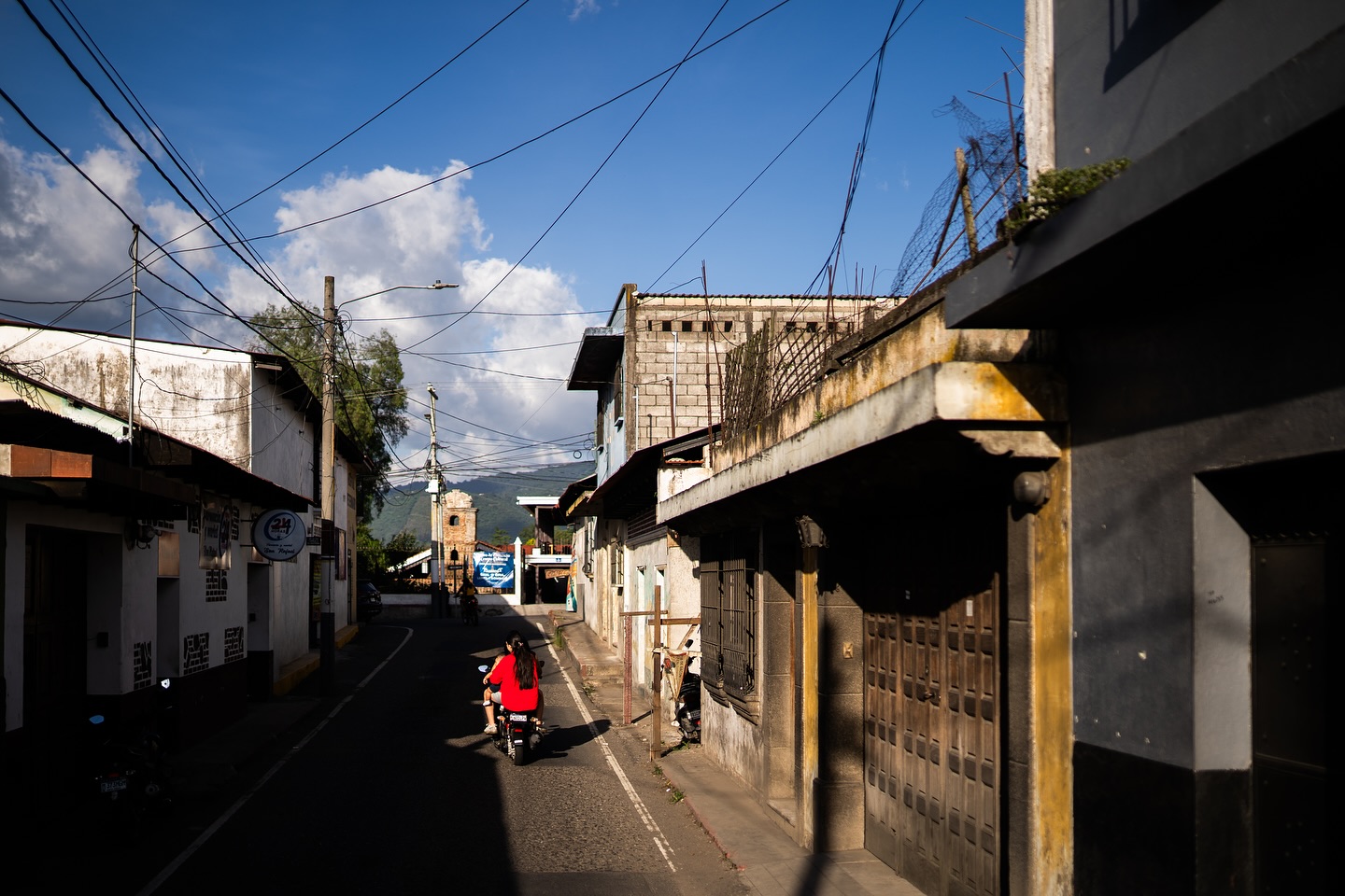 Casa de Gracia is much more than a physical place; it is a safe refuge where the youth of the community find the opportunity to grow, learn, and dream of a different future. Our desire is to provide them with a space where they can discover practical trades and acquire life skills that open doors to new opportunities.
We know that Ciudad Vieja, despite its beauty and cultural richness, faces great challenges that shape the lives of many of its inhabitants. Among them, alcoholism has become one of the most common struggles, bringing pain, limitations, and cycles that are difficult to break within families.
At Casa de Gracia, we firmly believe that the story of each young man and woman can change. Through our discipleship program, we not only show them the importance of recognizing and confronting the problem of alcoholism, but we also share with them the transforming message of the Gospel. We are convinced that only with hope, faith, and spiritual guidance is it possible to break the cycles that have affected entire generations.
Our longing is to raise up a new generation of young men and women who dare to dream beyond the limitations of their environment, who recognize their value, and who can become agents of change within their own community. Every workshop, every teaching, and every moment shared at Casa de Gracia will be a seed of transformation that we trust will bear fruit in the future.
We believe that together we can impact lives, restore hearts, and build a different future for Ciudad Vieja.