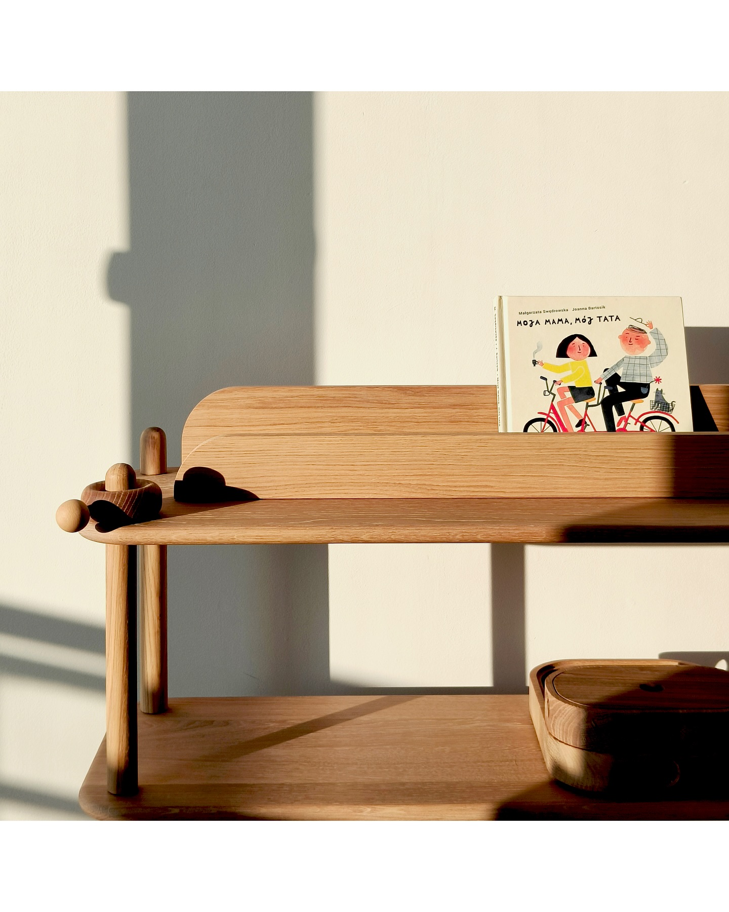 Jak zaplanować przestrzeń malucha ?
Przestrzeń dziecka - zadbaj o:
• Poczucie bezpieczeństwa - dzieci najlepiej czują się w przestrzeni, którą mogą ogarnąć wzrokiem i w której mają swoje stałe punkty (np. łóżko w rogu, półka na ulubione zabawki, miękka pufa).
•Strefowanie - warto wyraźnie wydzielić:
💤 strefę spania (przytulną, wyciszoną),
🪁 strefę zabawy (otwartą, pobudzającą kreatywność),
📖 strefę nauki / rysowania (dobrze oświetloną, ergonomicznie zaprojektowaną).
• Warto też przewidzieć miejsce do ruchu, wspinania, huśtania się (np. lina, drabinka)
•Skalowanie do dziecka - meble i elementy dostępne na wysokości dziecka wspierają jego samodzielność i poczucie sprawczości (filozofia Montessori).
Nasze meble ułatwiają organizacje przestrzeni ✨
Obserwuj nasz profil jeśli chcesz przeczytać więcej porad 💡
#montessori #reggioemilia #mebledrewniane #pokójdziecięcy #projektwnętrza #naturalnemeble #naturalnemebledziecięce #slowdesign