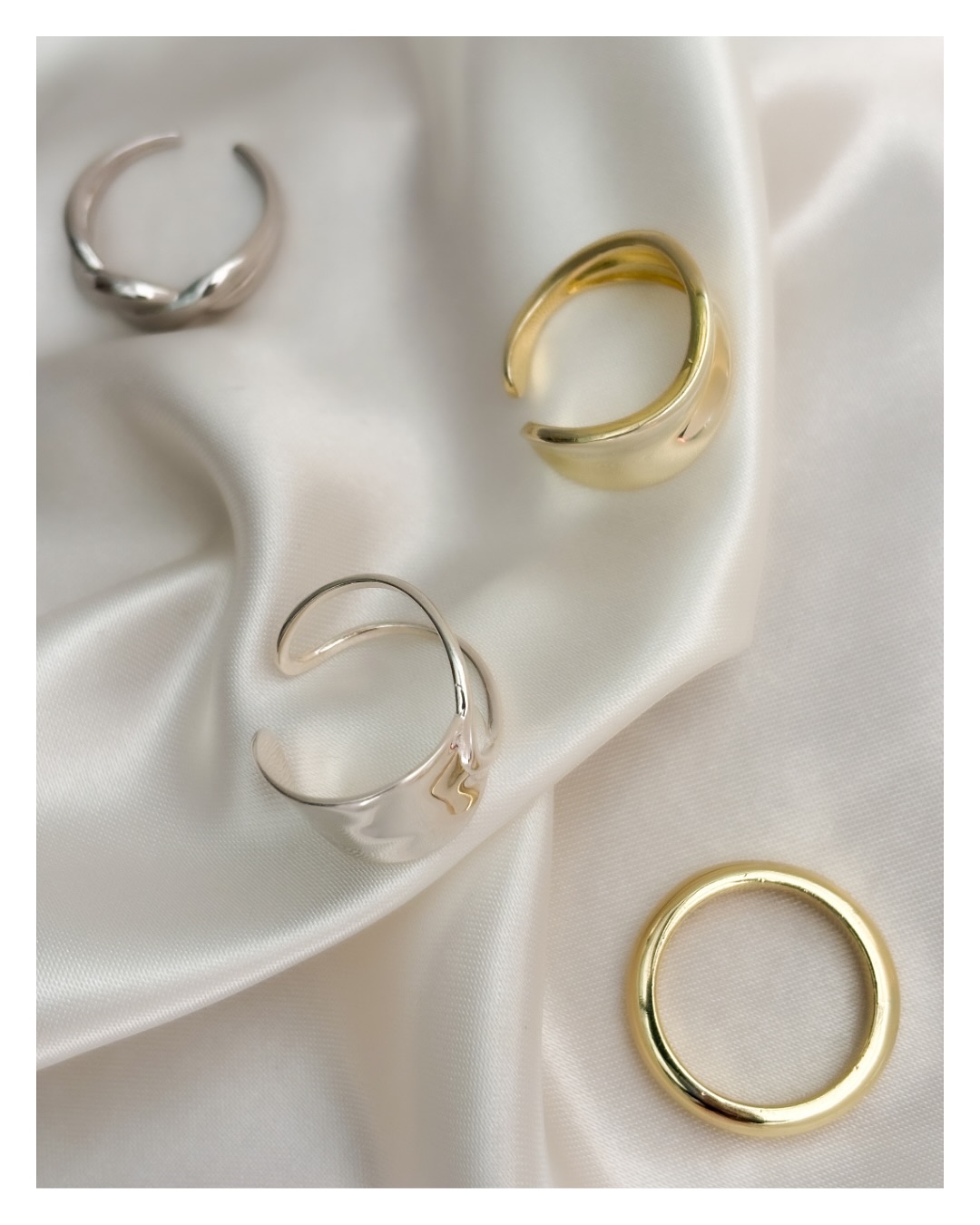 
A Little Luxury, Seamlessly Yours.
item:Product ring No.001
縦幅:1.7cm
横幅:2.0cm
厚み:1mm
内径:1.8mm
内周:5.2cm
Material:#silver925
online shop:@feln.tokyo
#felntokyo
#silveraccessory
#minimal
#simplecode